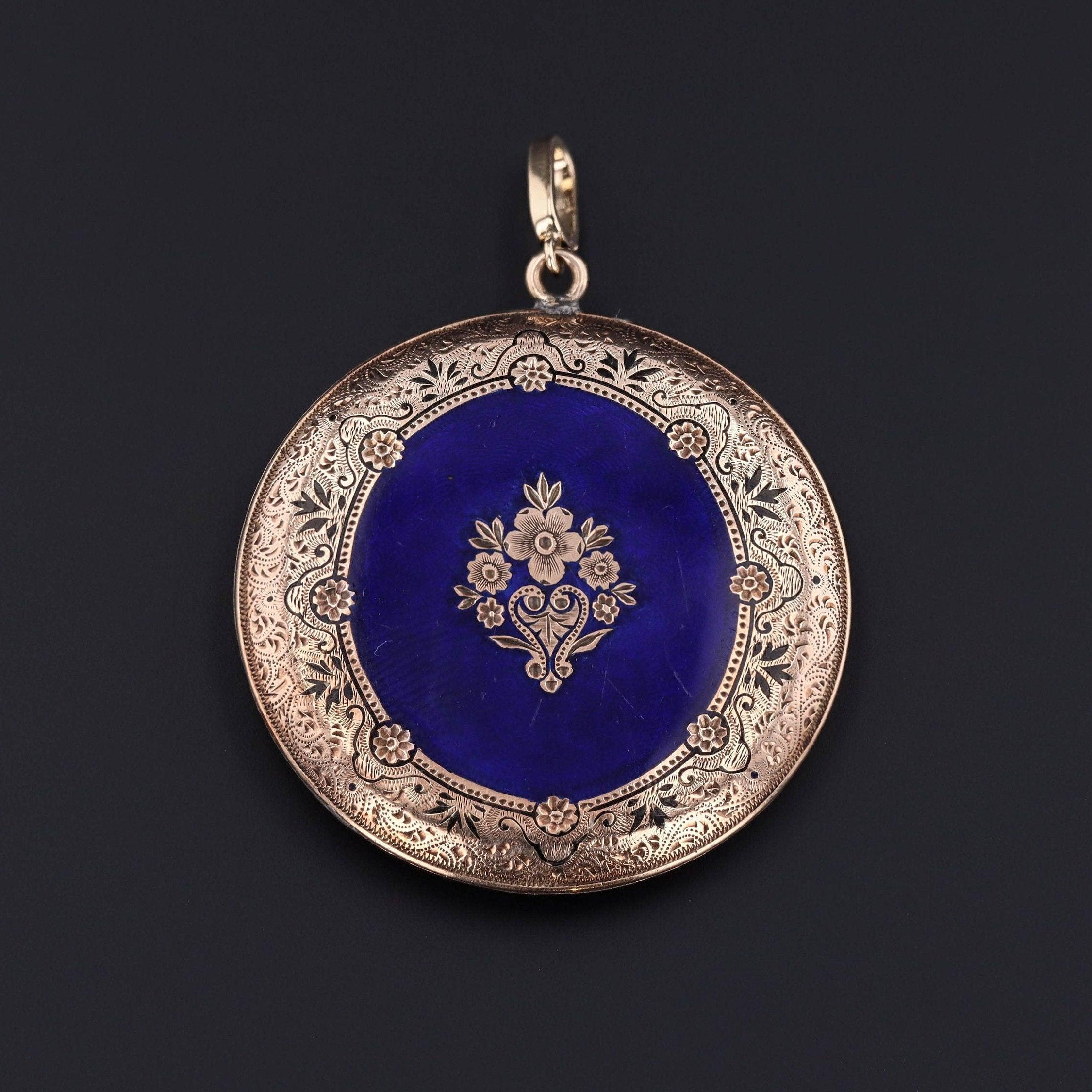 Questo pezzo d'antiquariato (circa 1900-1910) raffigura una donna abilmente resa in smalto vivace con accenti di diamanti scintillanti tra i capelli. Il ritratto è incorniciato da smalti neri taille d'epargne e da una cauzione ornata di diamanti