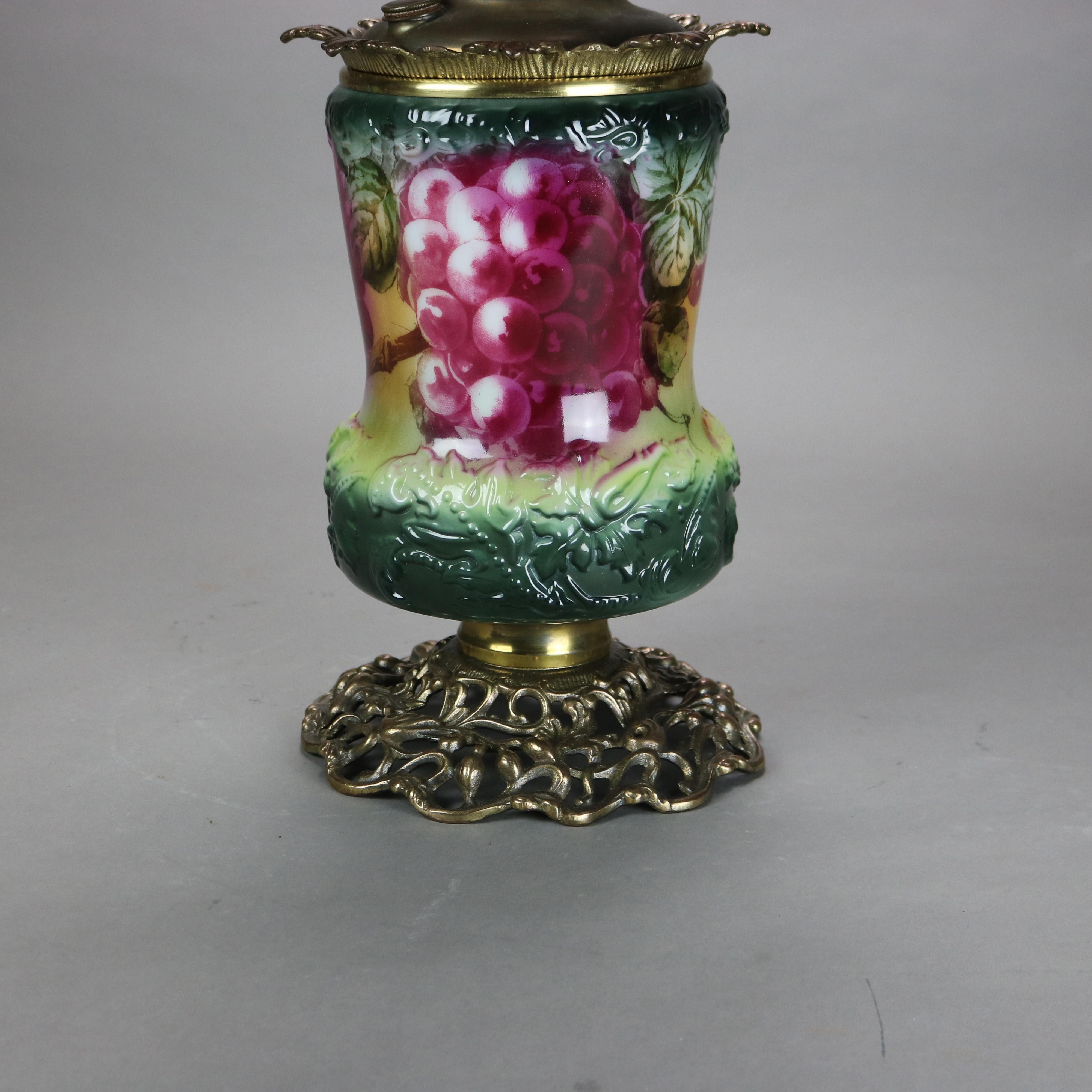 Ancienne lampe en porcelaine émaillée et embossée avec le vent, vers 1890 Bon état - En vente à Big Flats, NY