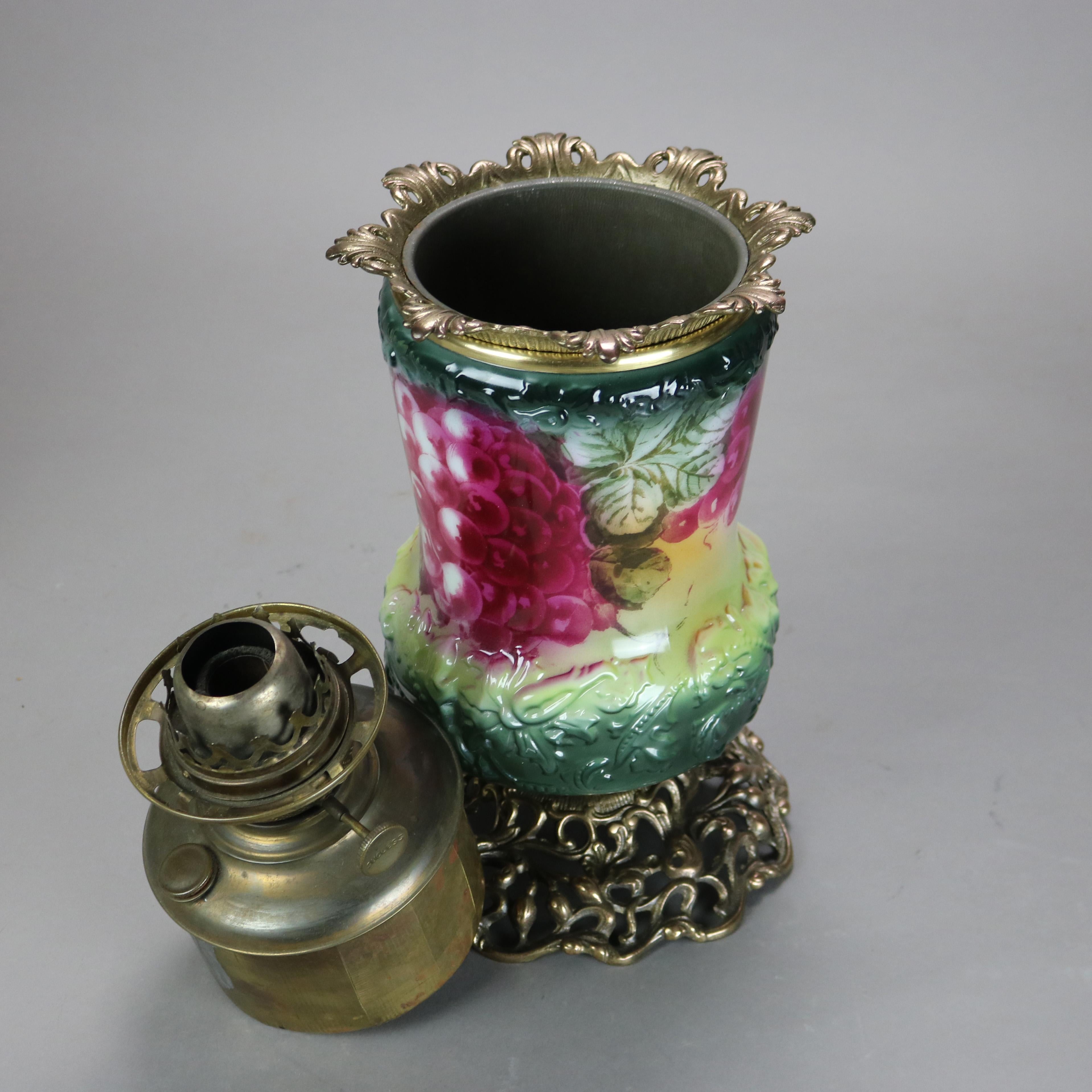 XIXe siècle Ancienne lampe en porcelaine émaillée et embossée avec le vent, vers 1890 en vente