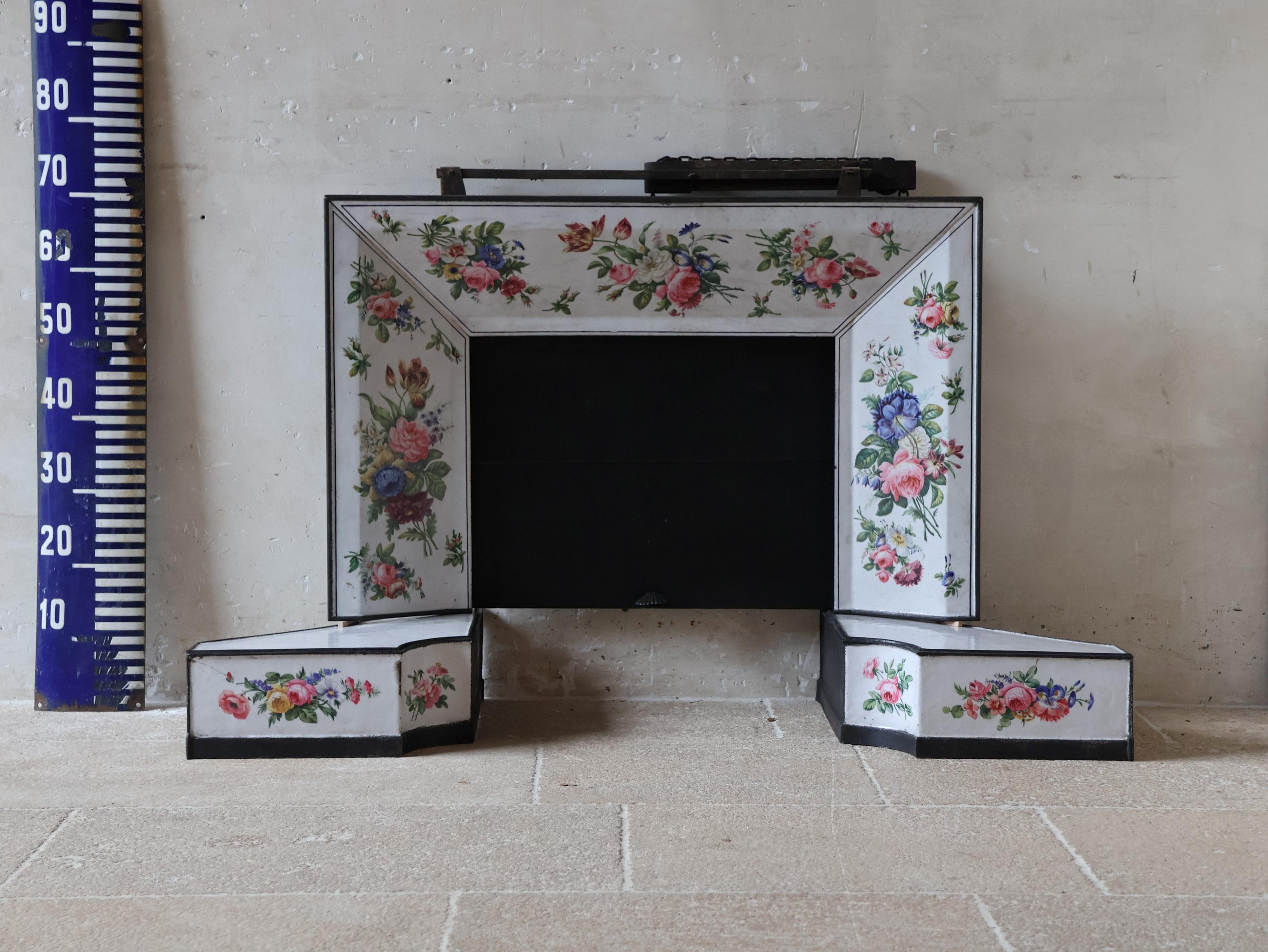 Antiker emaillierter Kamineinsatz mit floralem Motiv und Muschelgriff, um 1900 im Angebot 3