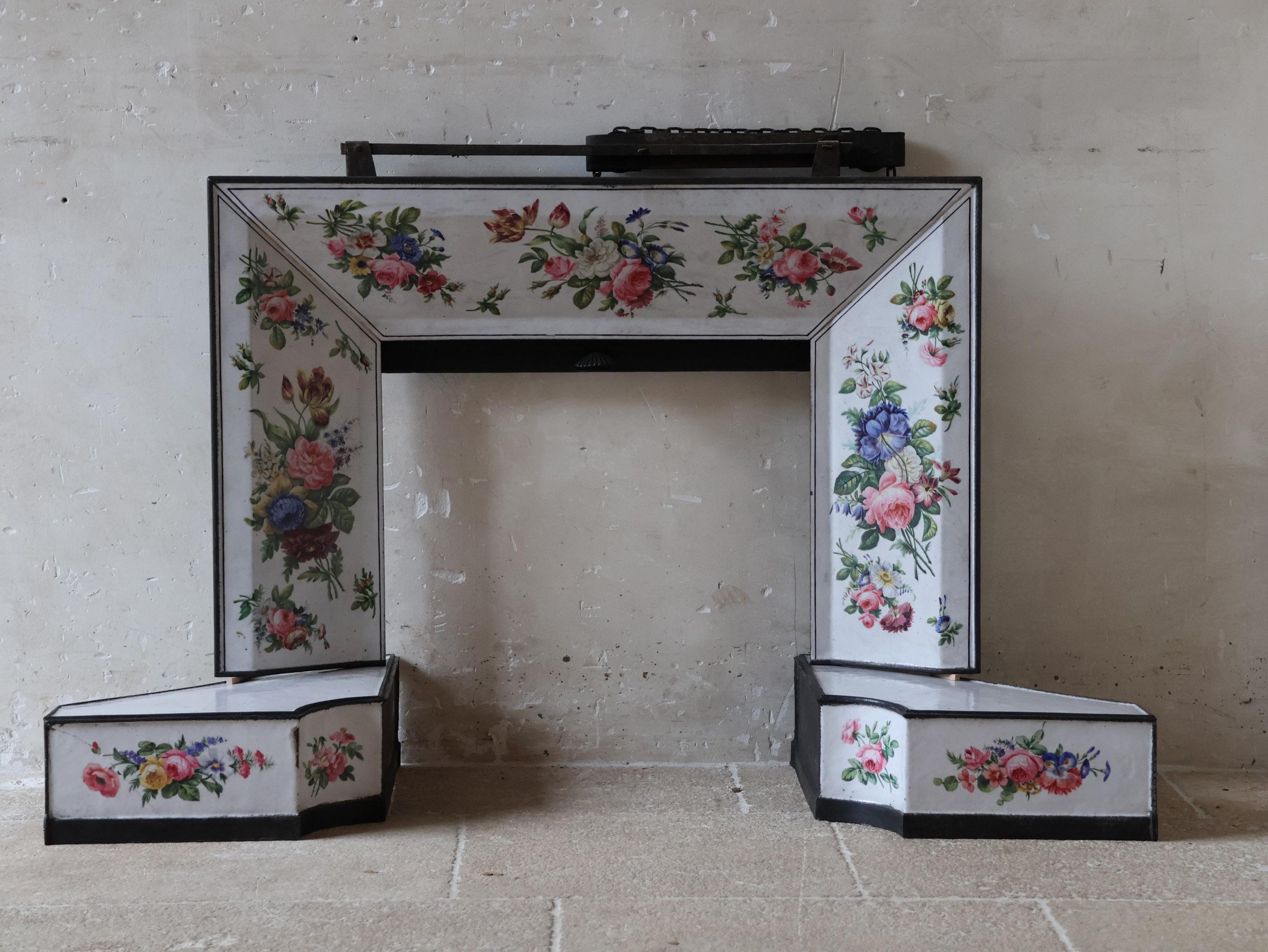 Antiker emaillierter Kamineinsatz mit floralem Motiv und Muschelgriff, um 1900 (Art nouveau) im Angebot