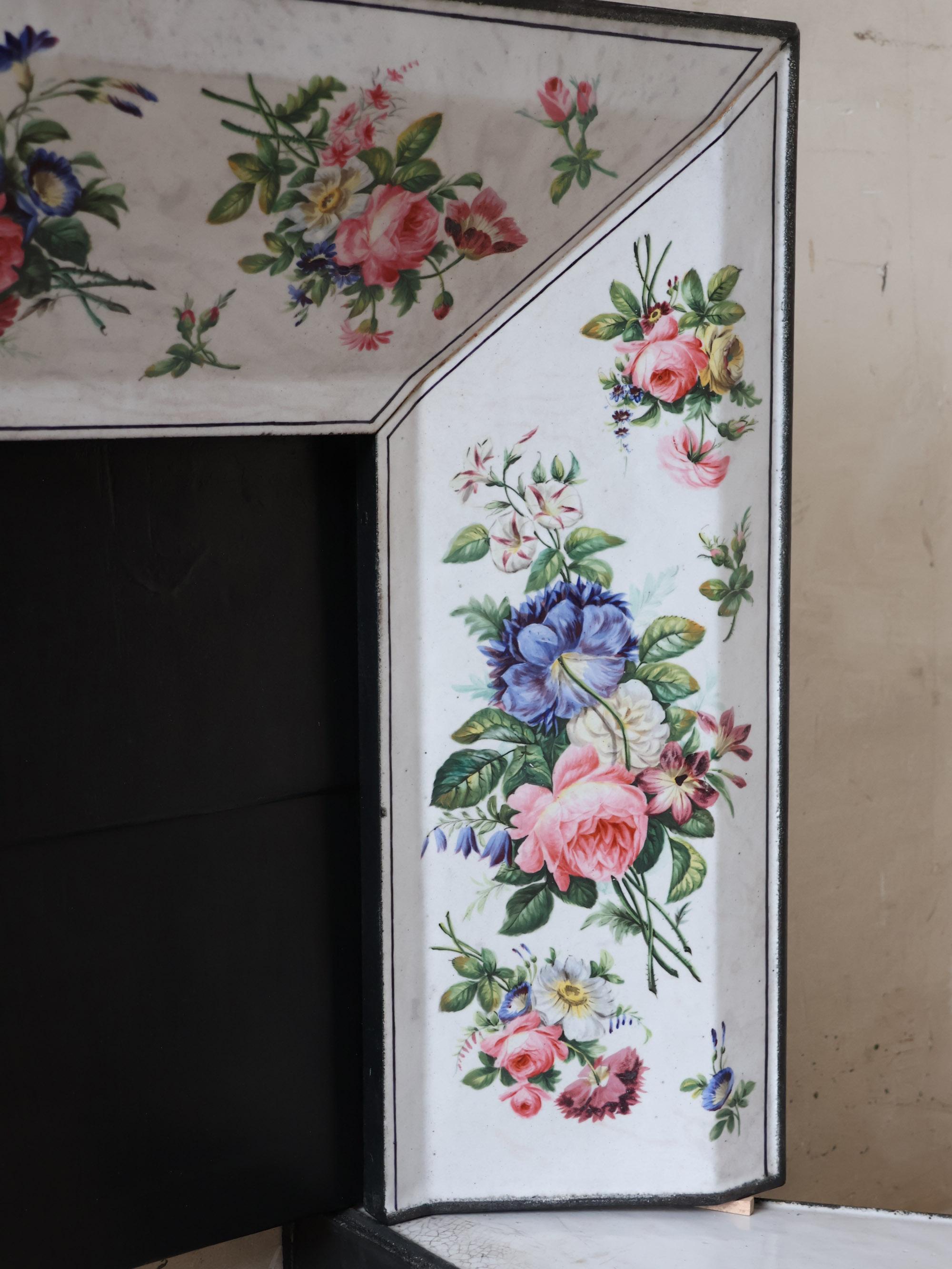 Antiker emaillierter Kamineinsatz mit floralem Motiv und Muschelgriff, um 1900 im Zustand „Gut“ im Angebot in Baambrugge, NL