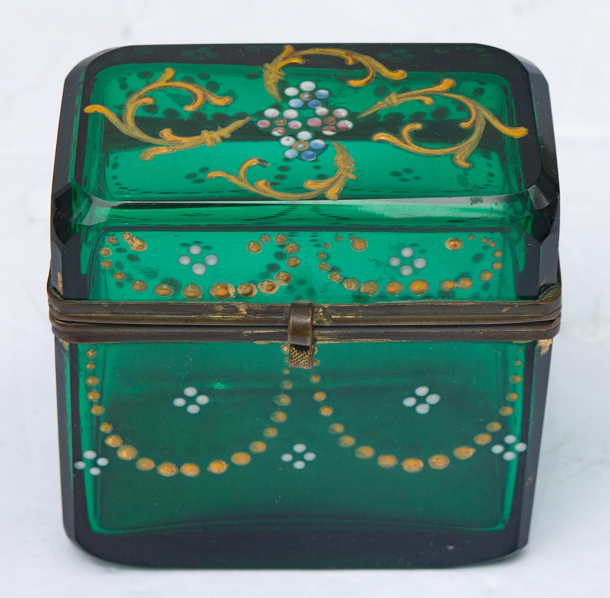 Antique Enameled Glass Trinket Box (Europäisch) im Angebot