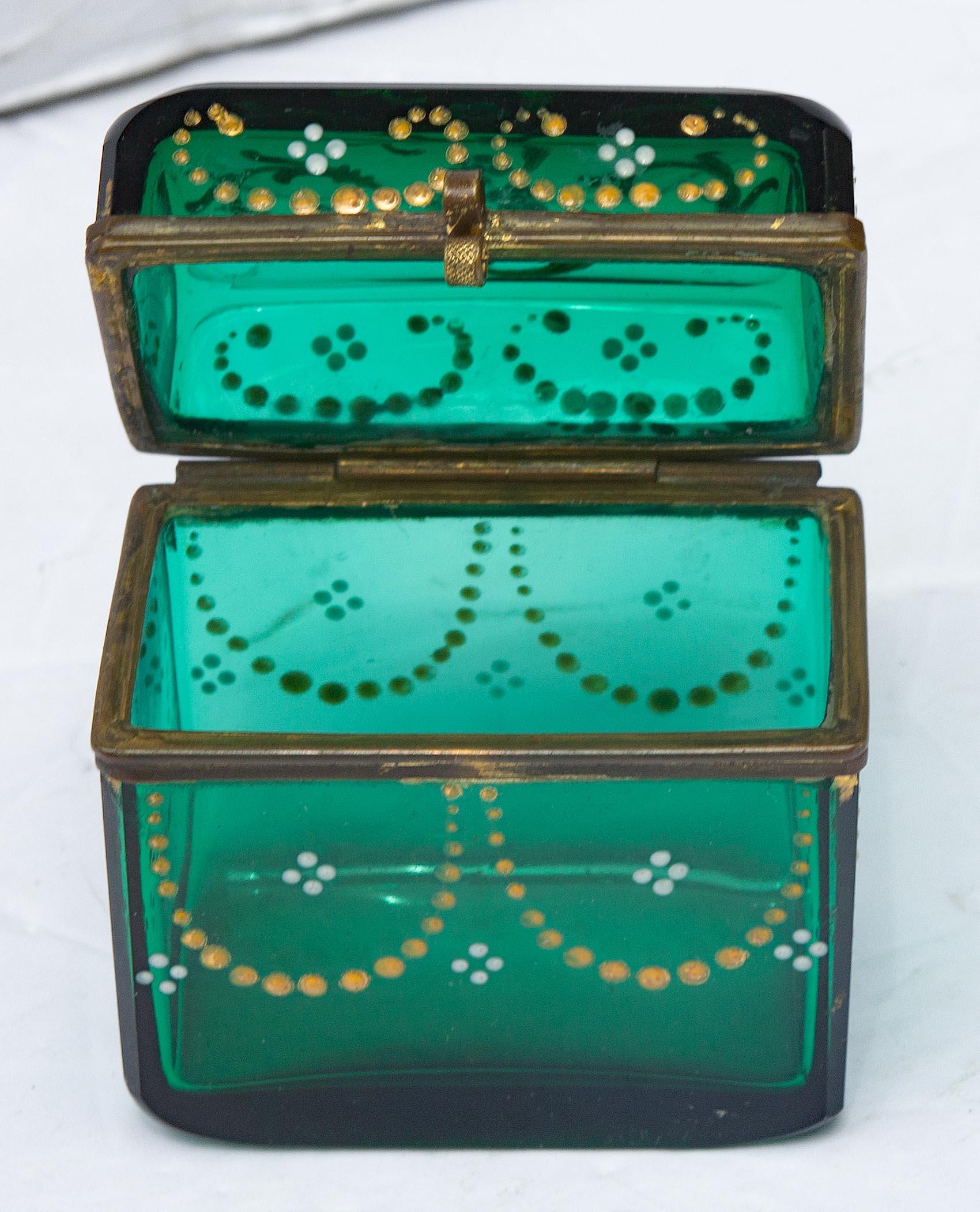 Antique Enameled Glass Trinket Box (Emailliert) im Angebot