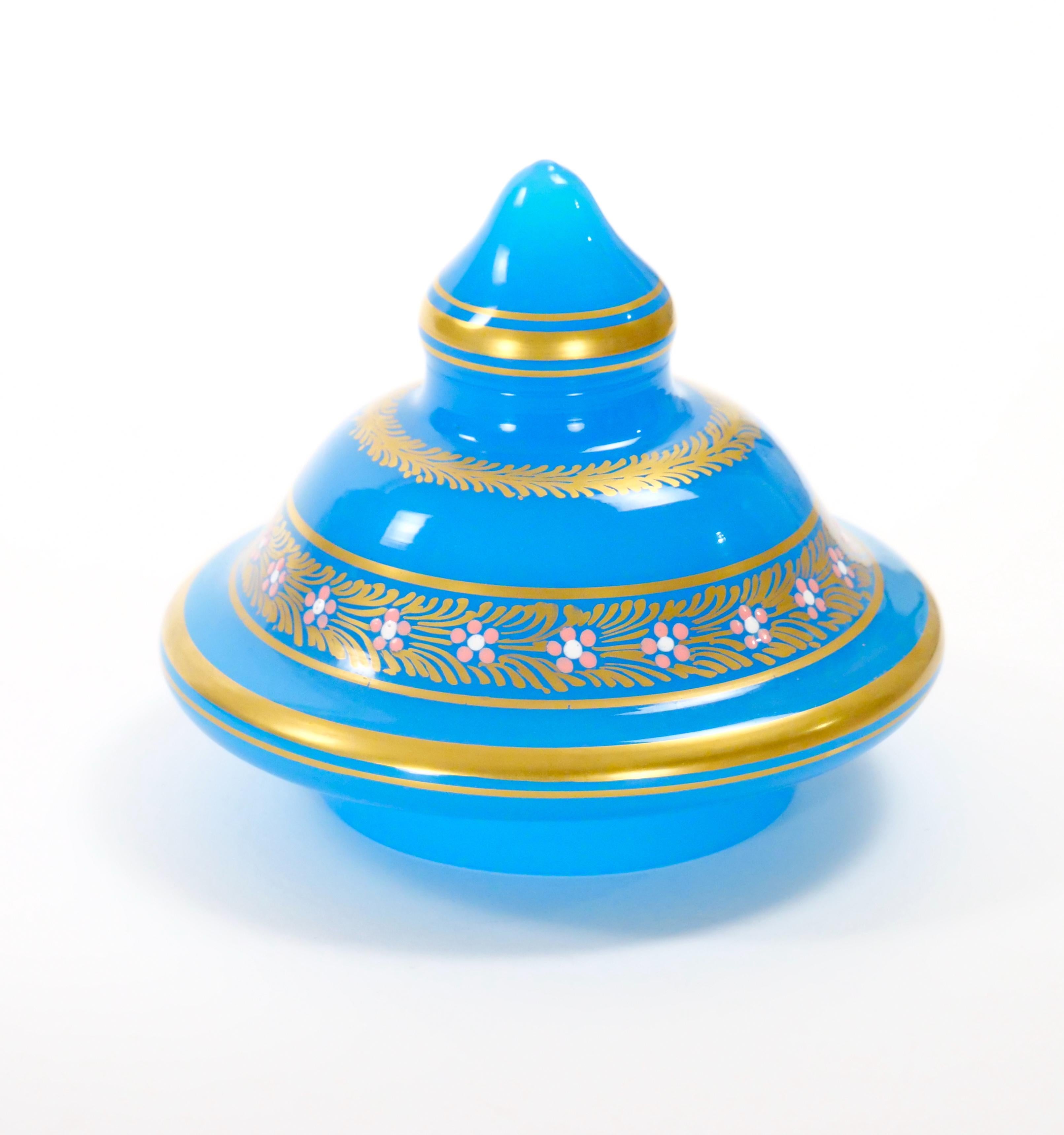 Antigua urna decorativa con tapa esmaltada opalina pintada y decorada a mano en venta 2