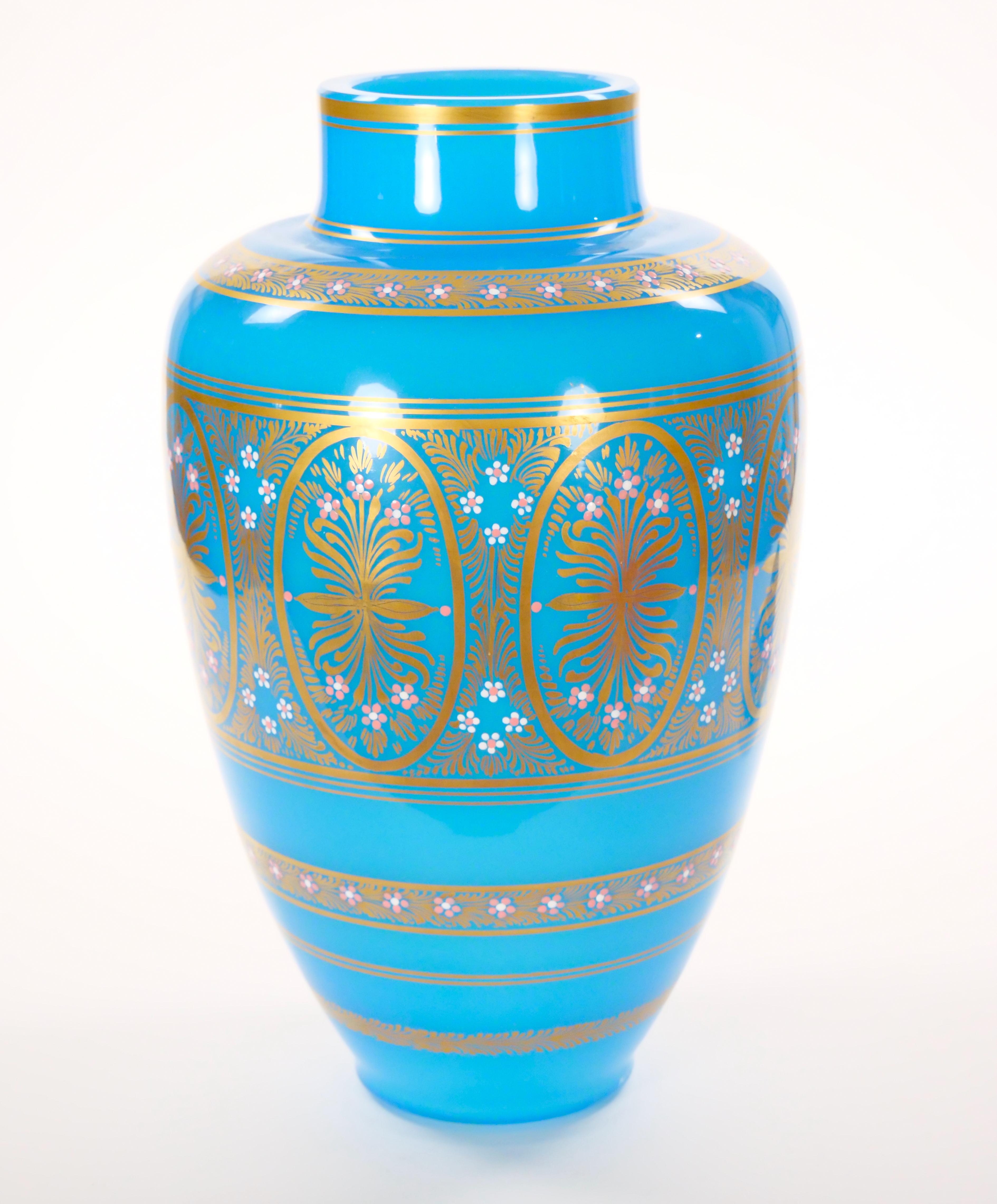 Antigua urna decorativa con tapa esmaltada opalina pintada y decorada a mano Dorado en venta