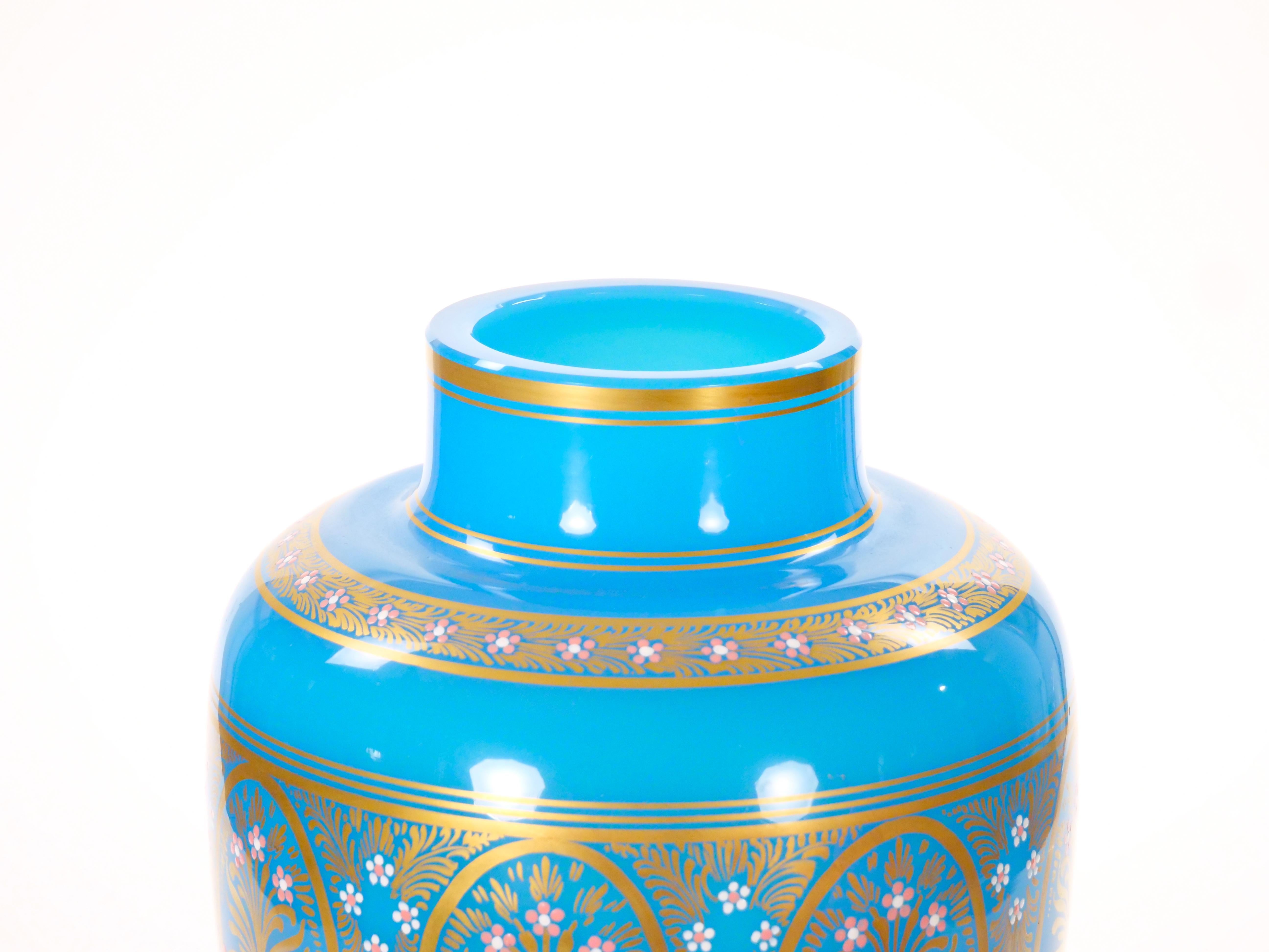 Antigua urna decorativa con tapa esmaltada opalina pintada y decorada a mano en Bueno estado para la venta en Tarry Town, NY