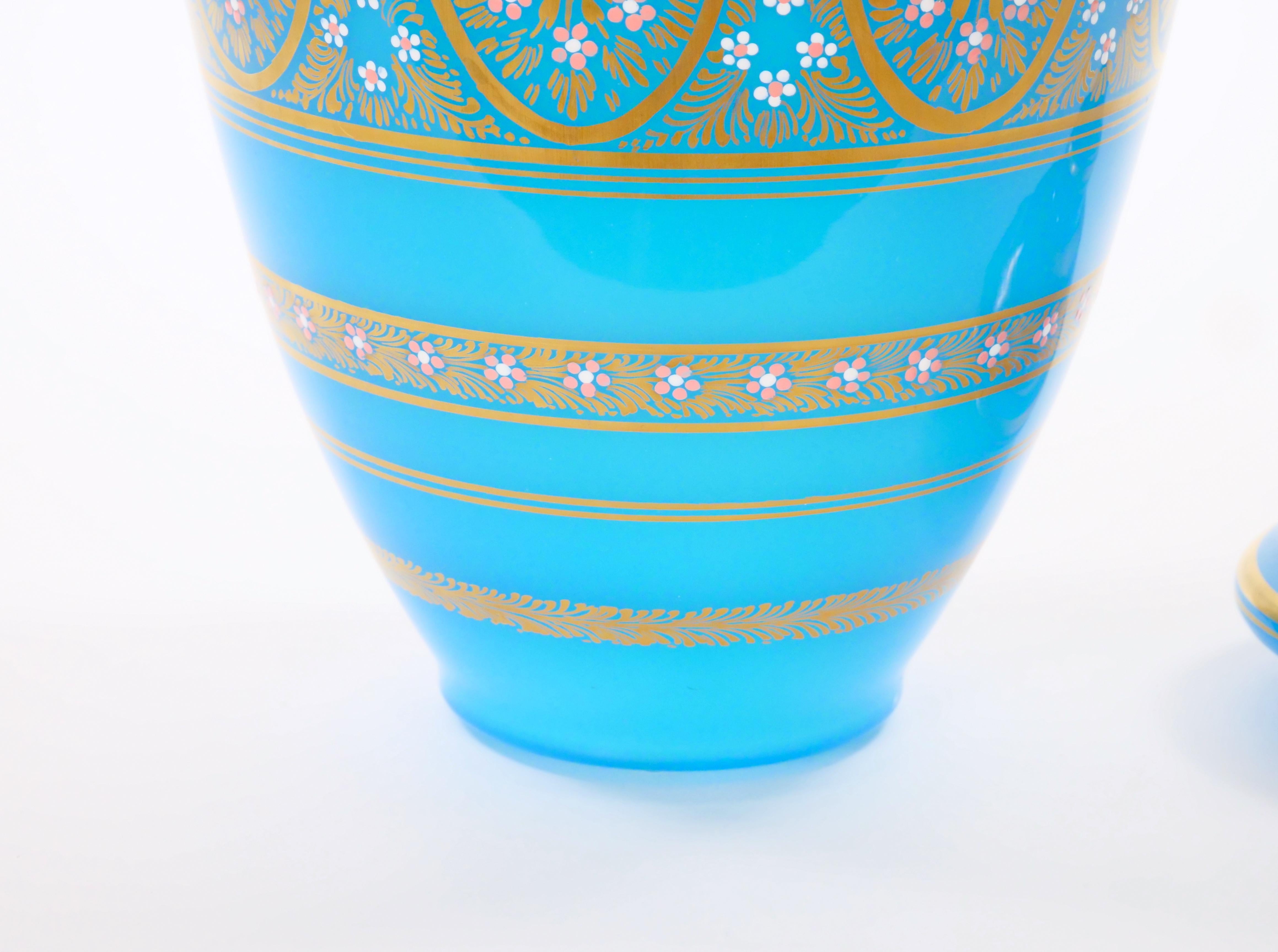 Antigua urna decorativa con tapa esmaltada opalina pintada y decorada a mano principios del siglo XIX en venta