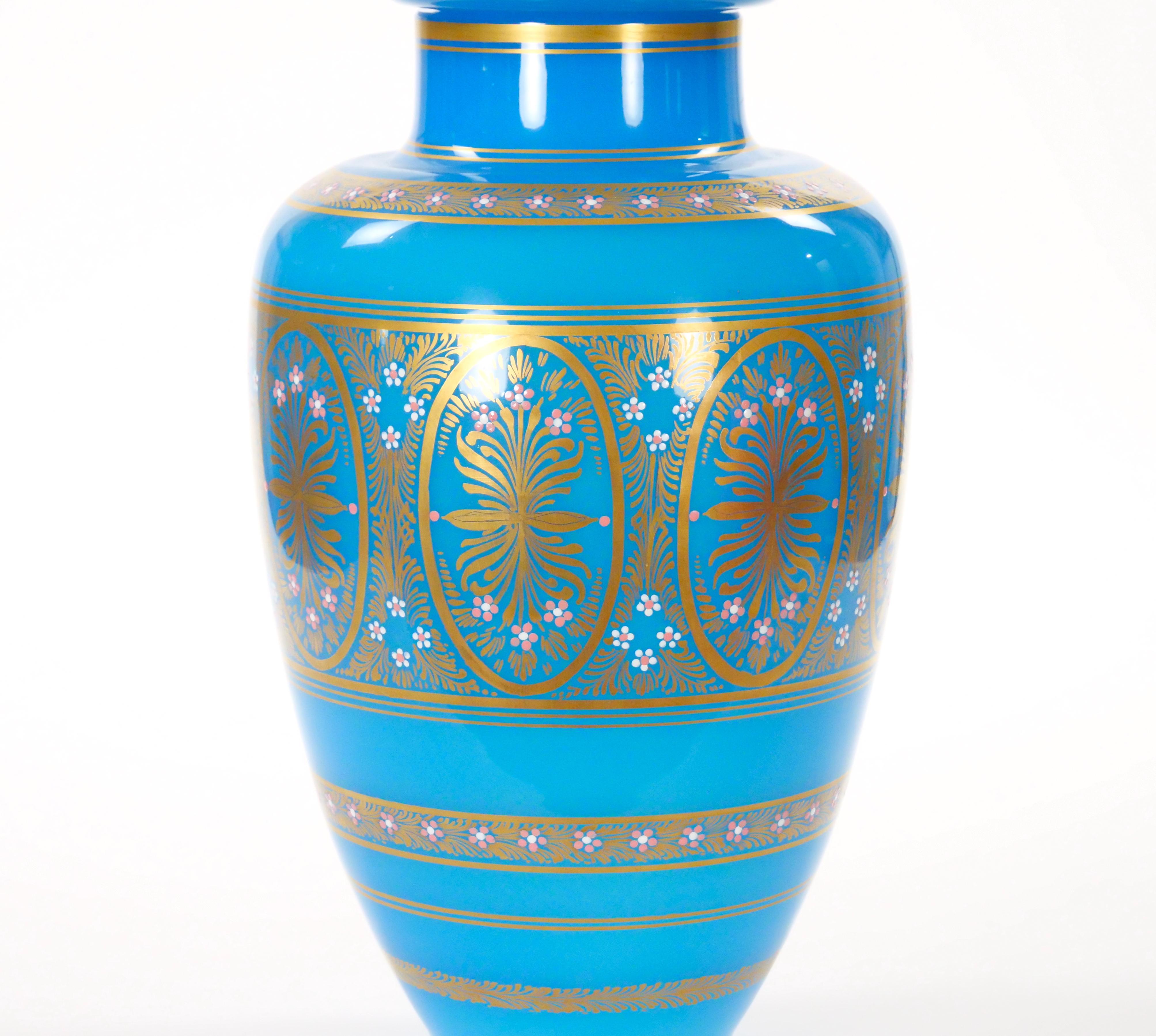 Antigua urna decorativa con tapa esmaltada opalina pintada y decorada a mano Oro en venta