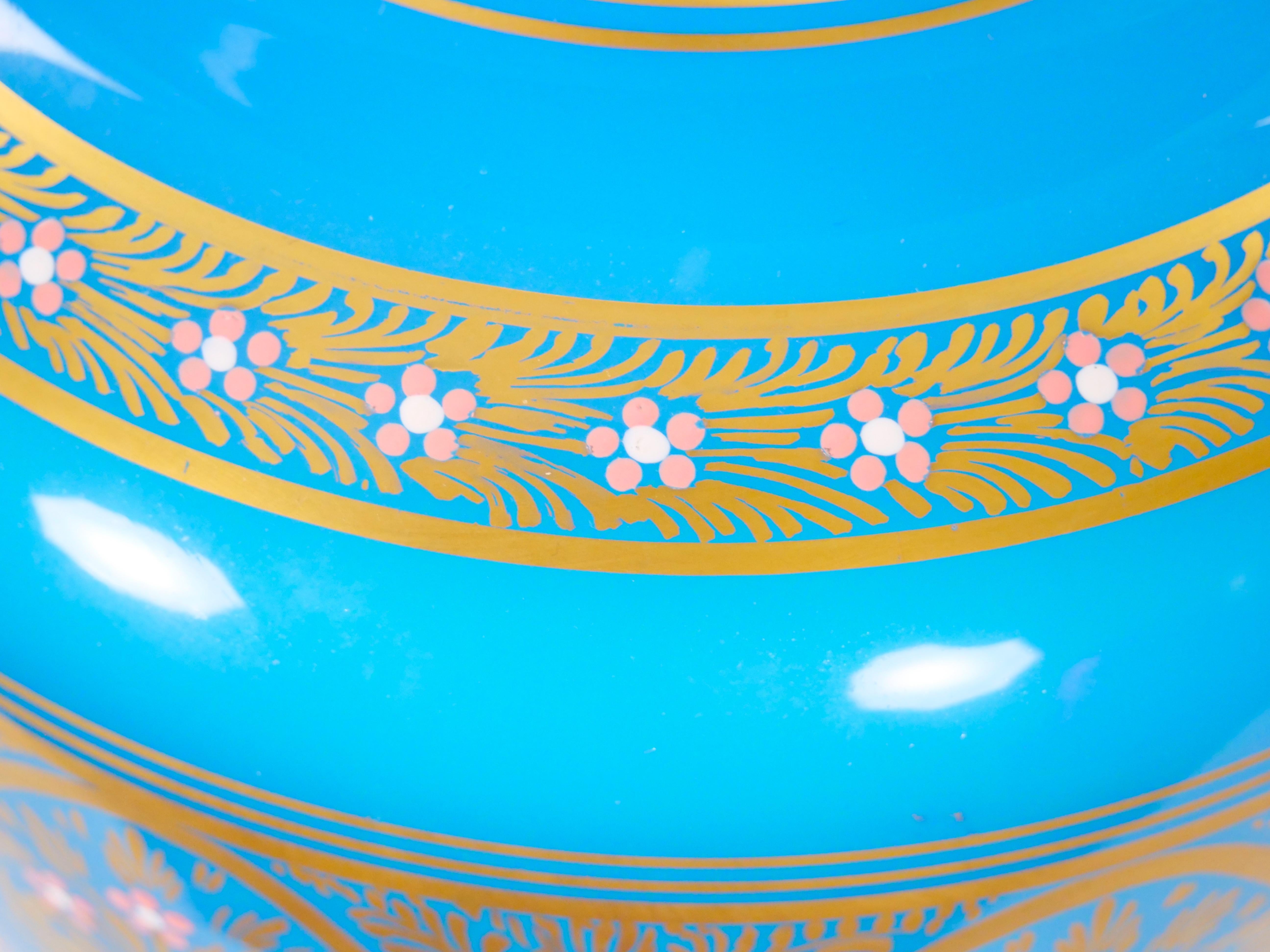 Antigua urna decorativa con tapa esmaltada opalina pintada y decorada a mano en venta 1