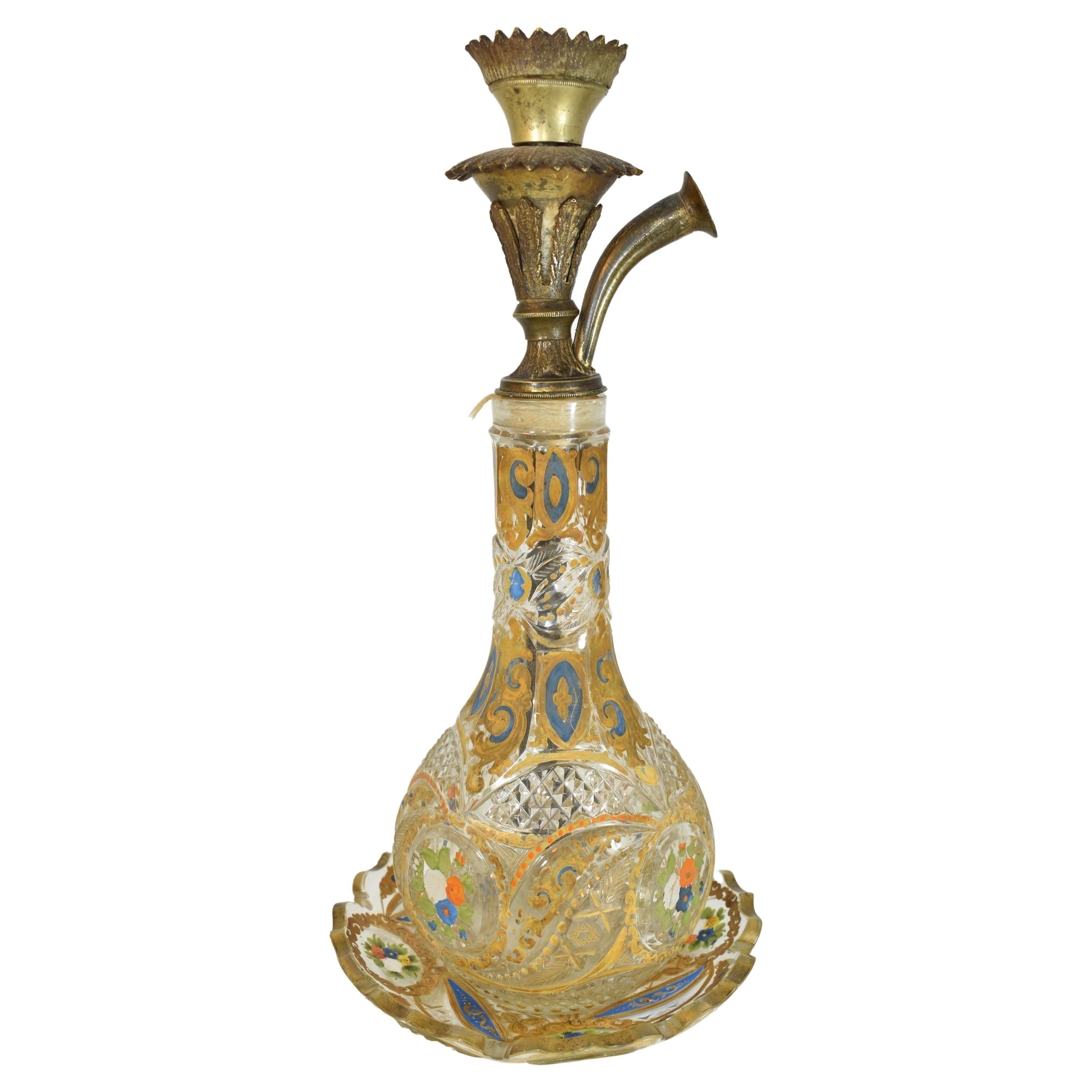 Eine böhmische emaillierte und geschliffene Klarglas-Wasserpfeifenbasis und die dazugehörige Platte
Mitte des 19. Jahrhunderts
Sowohl der Teller als auch die Flasche sind wunderschön geschliffen und mit Blumen und vergoldeten Schnörkeln