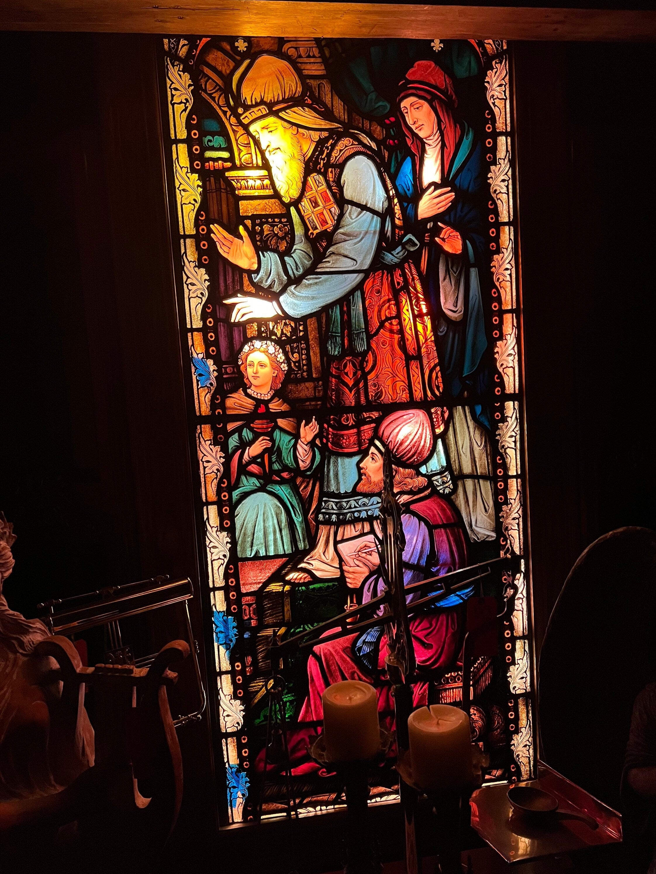 Classique américain Boîte lumineuse ancienne avec fenêtre d'église en verre teinté en vente