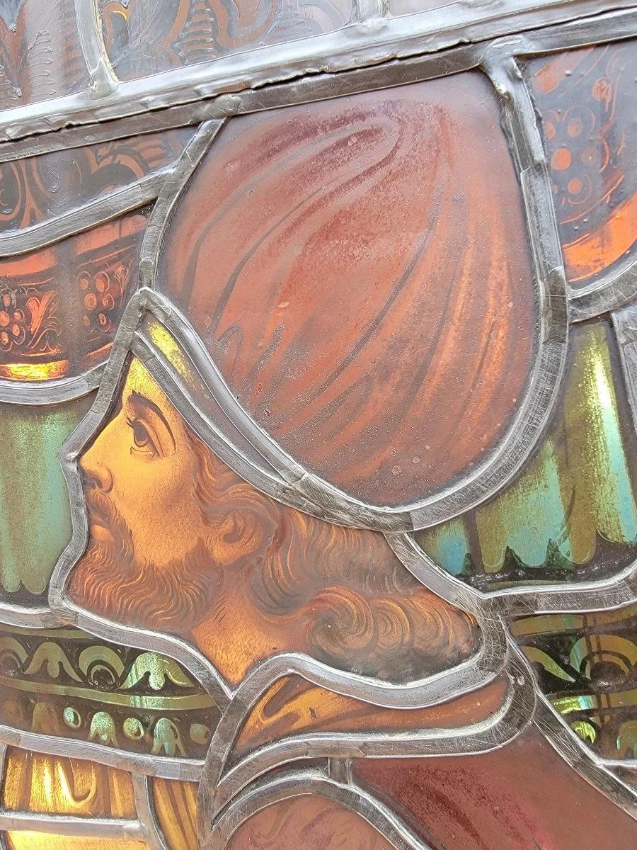 Boîte lumineuse ancienne avec fenêtre d'église en verre teinté Bon état - En vente à Chicago, IL