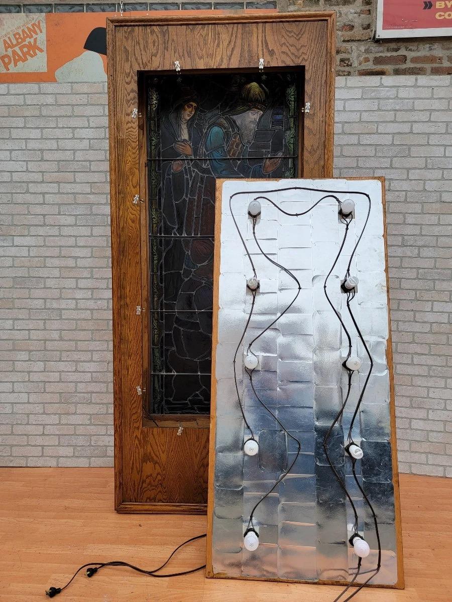 Boîte lumineuse ancienne avec fenêtre d'église en verre teinté en vente 1