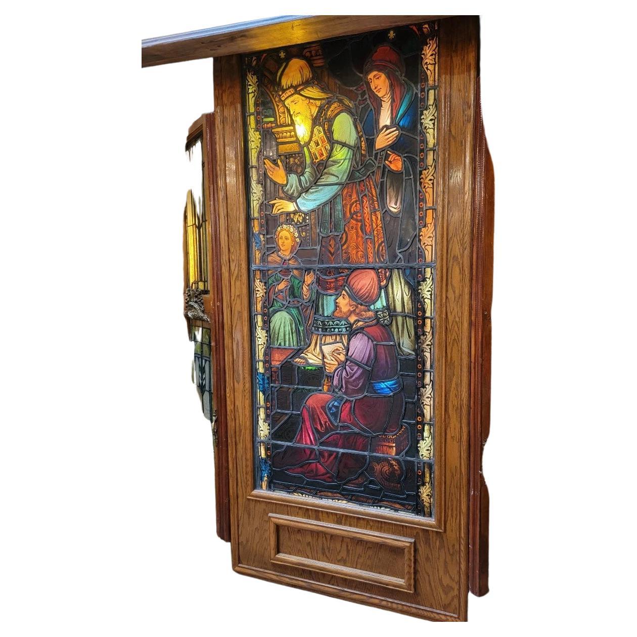 Ancienne boîte à lumière fermée sur pied avec vitrail d'église avec scène religieuse 

Ce vitrail antique est encastré dans un caisson lumineux autonome. Le verre est une pièce vintage exquise du 19e siècle. La fenêtre est solidement fixée à un