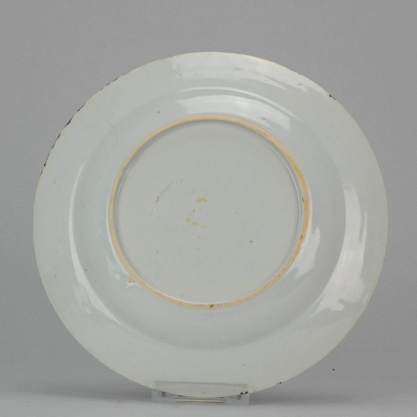 Grazioso piatto in encre de chine con una scena floreale centrale. Con il rosso anche nel dipinto. Il bordo è molto dettagliato, anche con uccelli.

Informazioni aggiuntive:
Materiale: Porcellana e ceramica
Colore: Encre de Chine
Regione di origine: