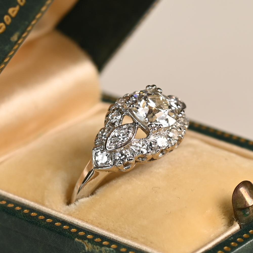 Este exquisito anillo antiguo es un verdadero testimonio de la artesanía de la época Art Déco, que data de la década de 1930. En su centro hay un impresionante diamante de talla europea antigua certificado por el GIA de aproximadamente 1,20
