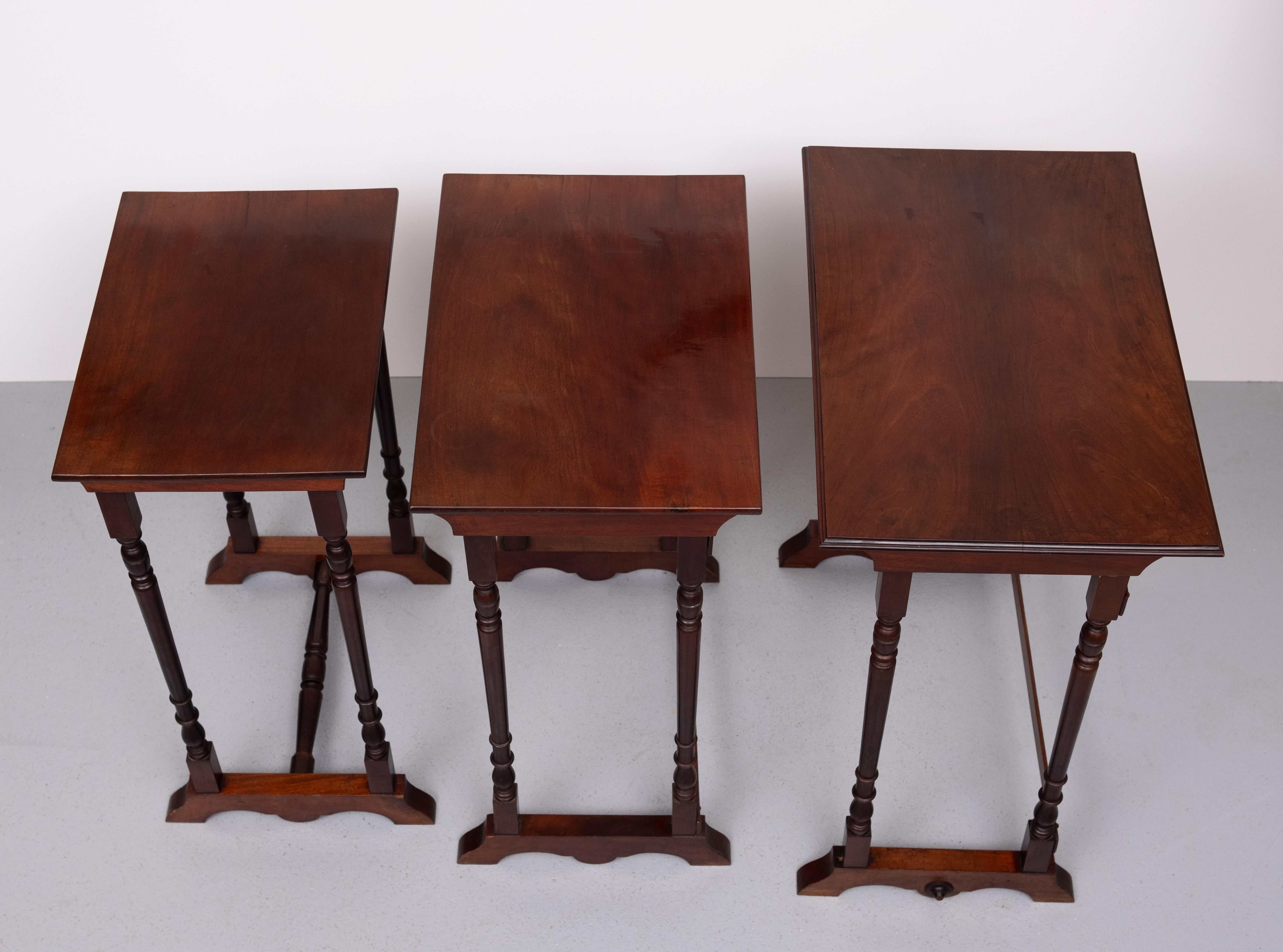 Antique England Victorian nesting tables  1880s For Sale 4