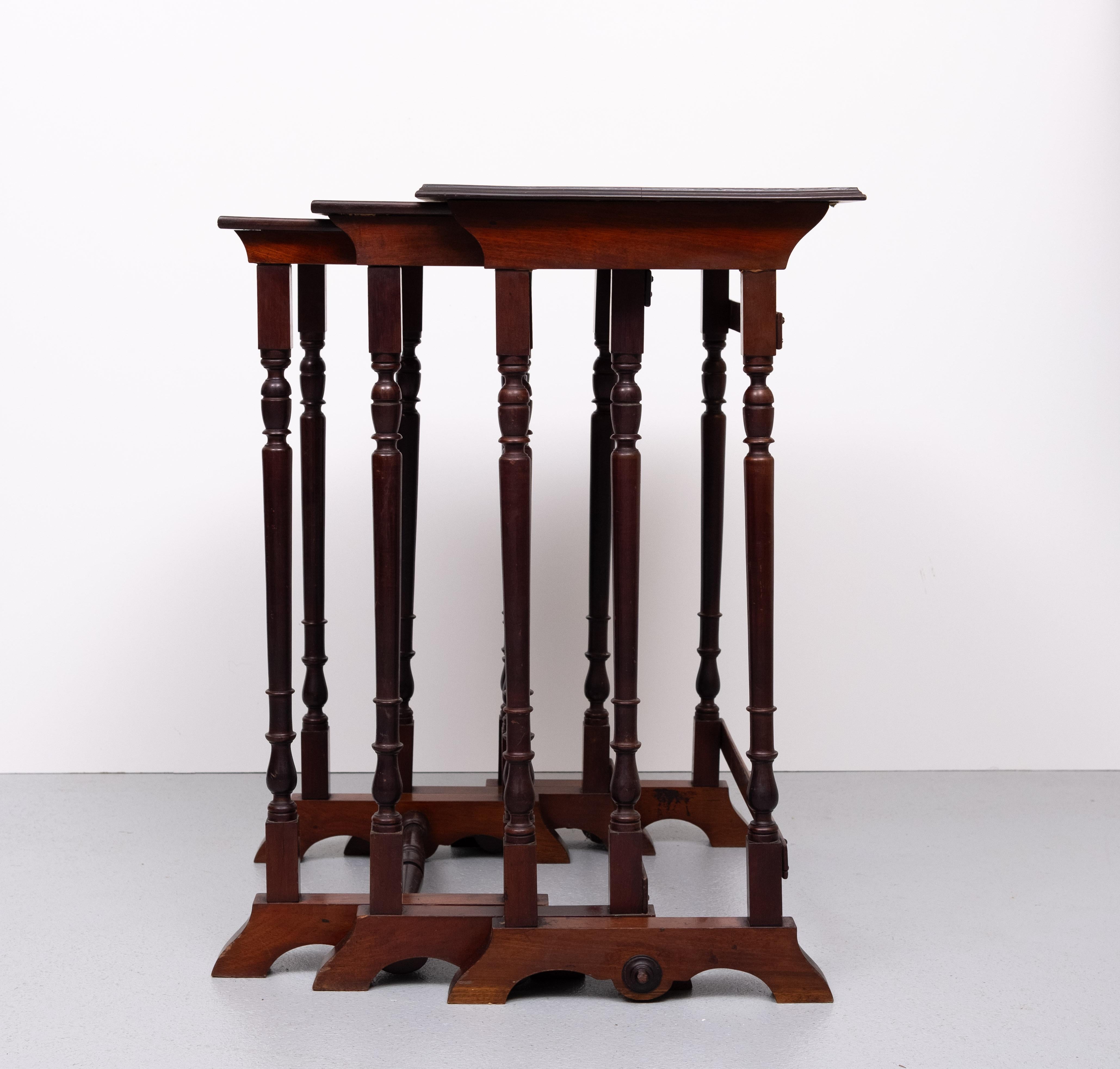 English Antique England Victorian nesting tables  1880s For Sale