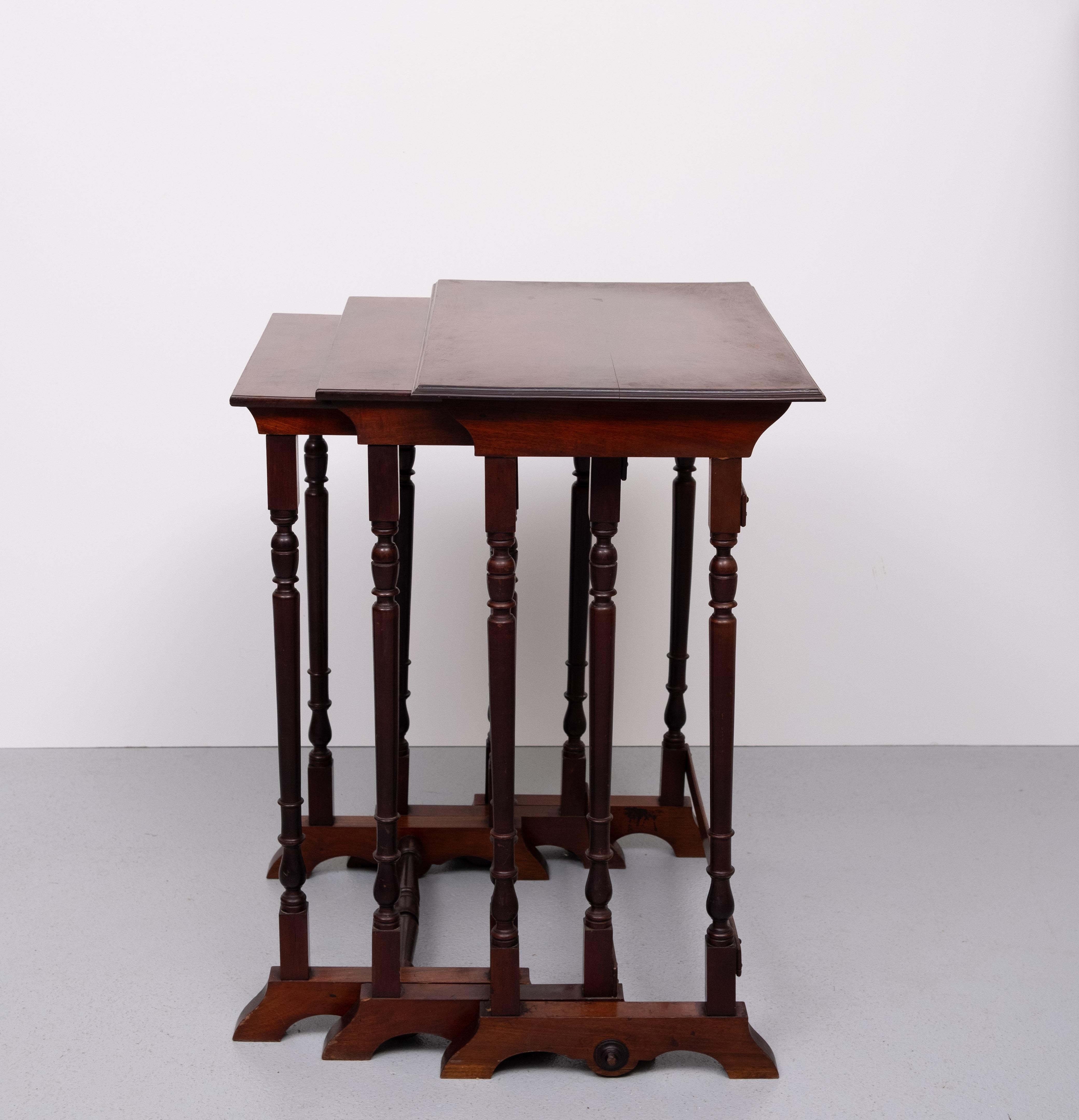 Antique England Victorian nesting tables  1880s In Good Condition For Sale In Den Haag, NL