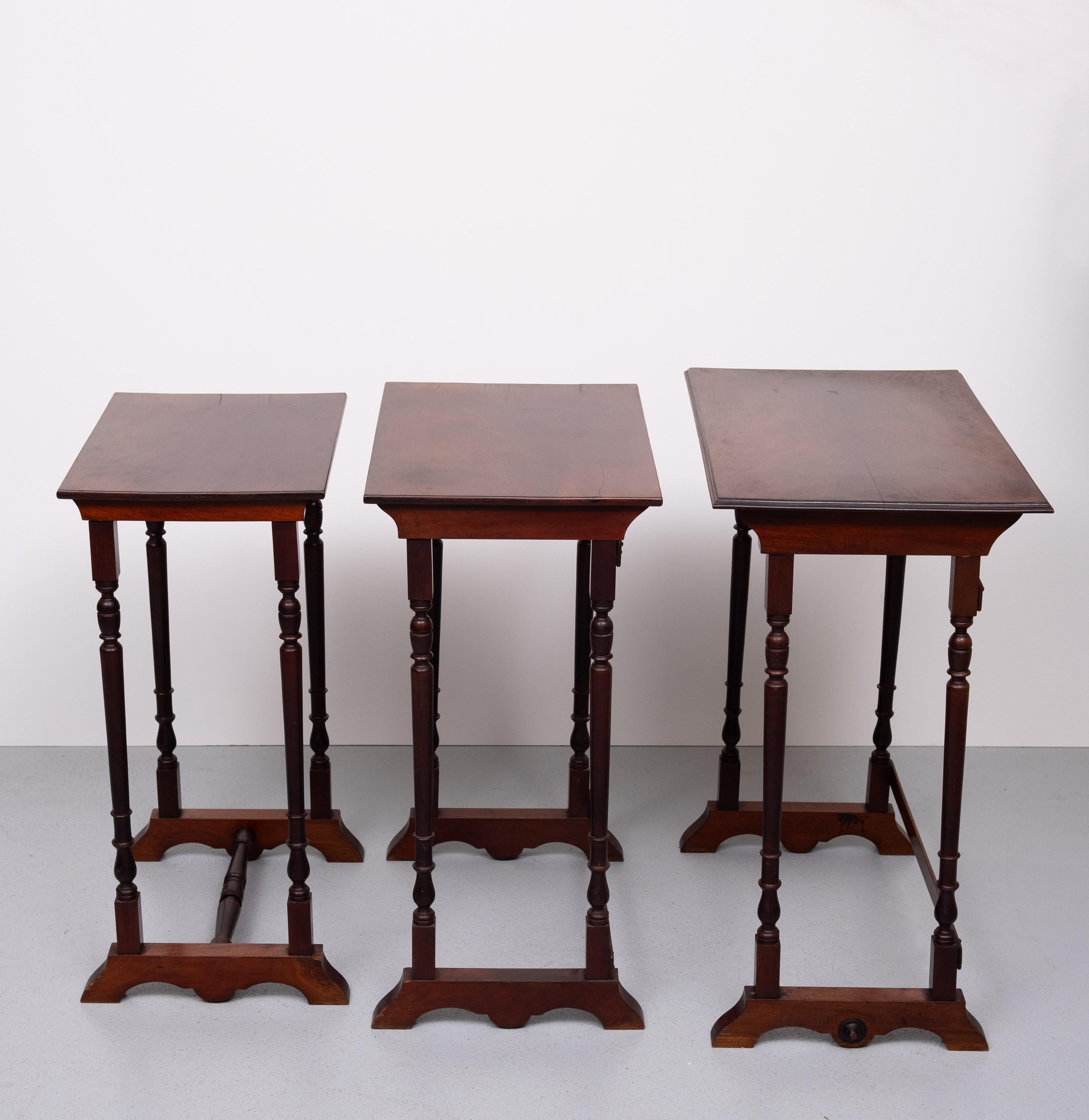 Mahogany Antique England Victorian nesting tables  1880s For Sale