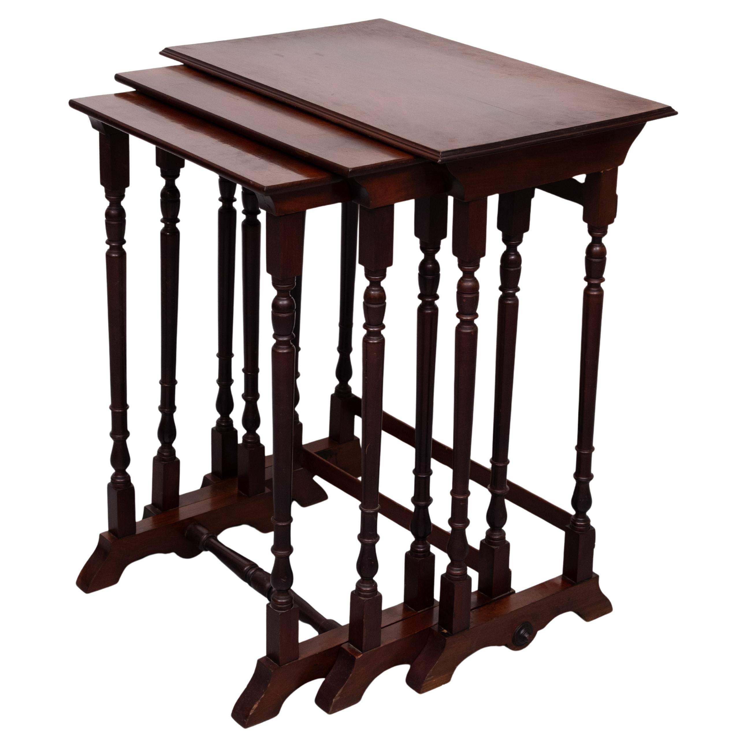 Antique England Victorian nesting tables  1880s