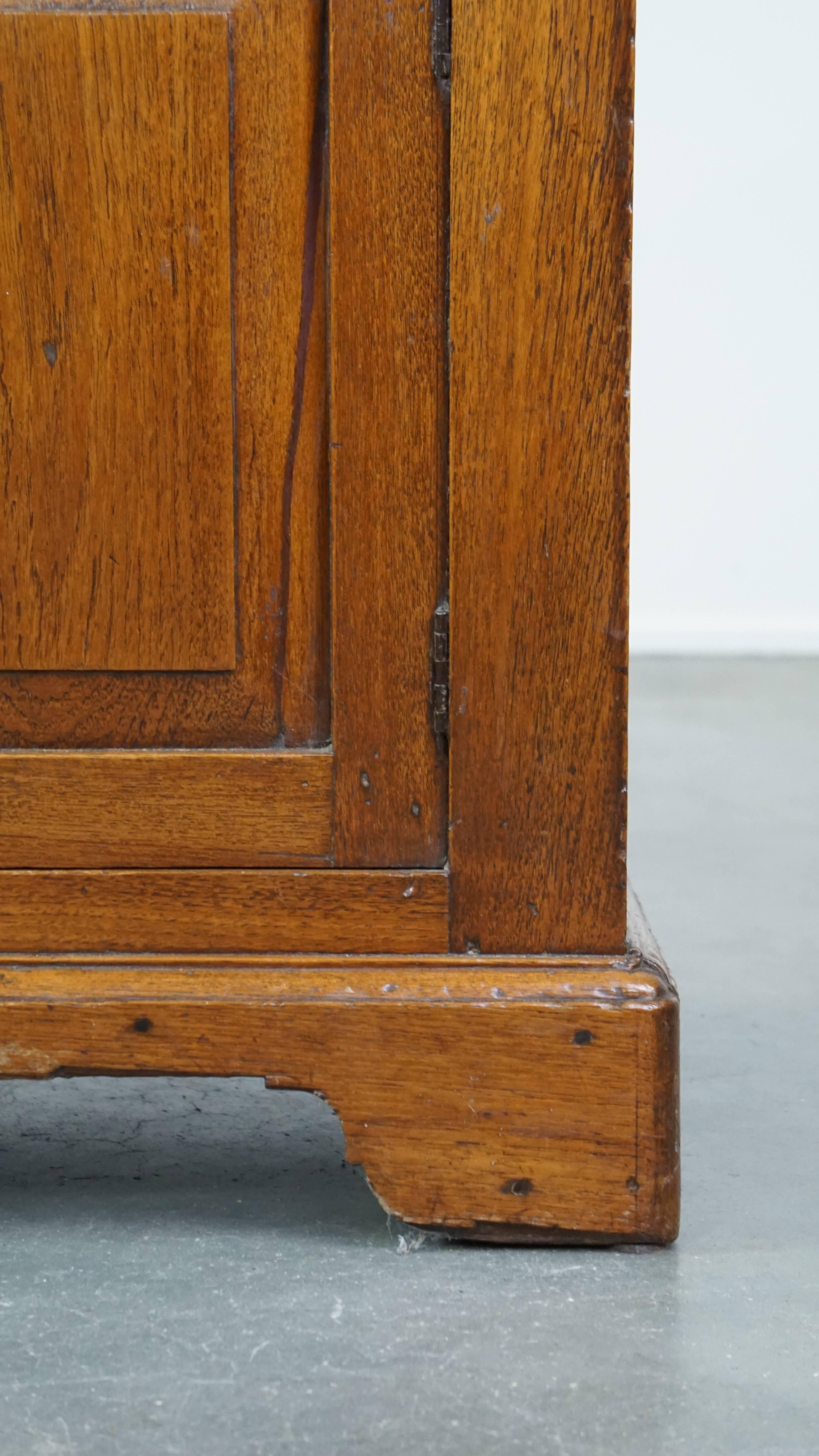 Ancienne table d'appoint anglaise à une porte du milieu/fin du 19e siècle en vente 3