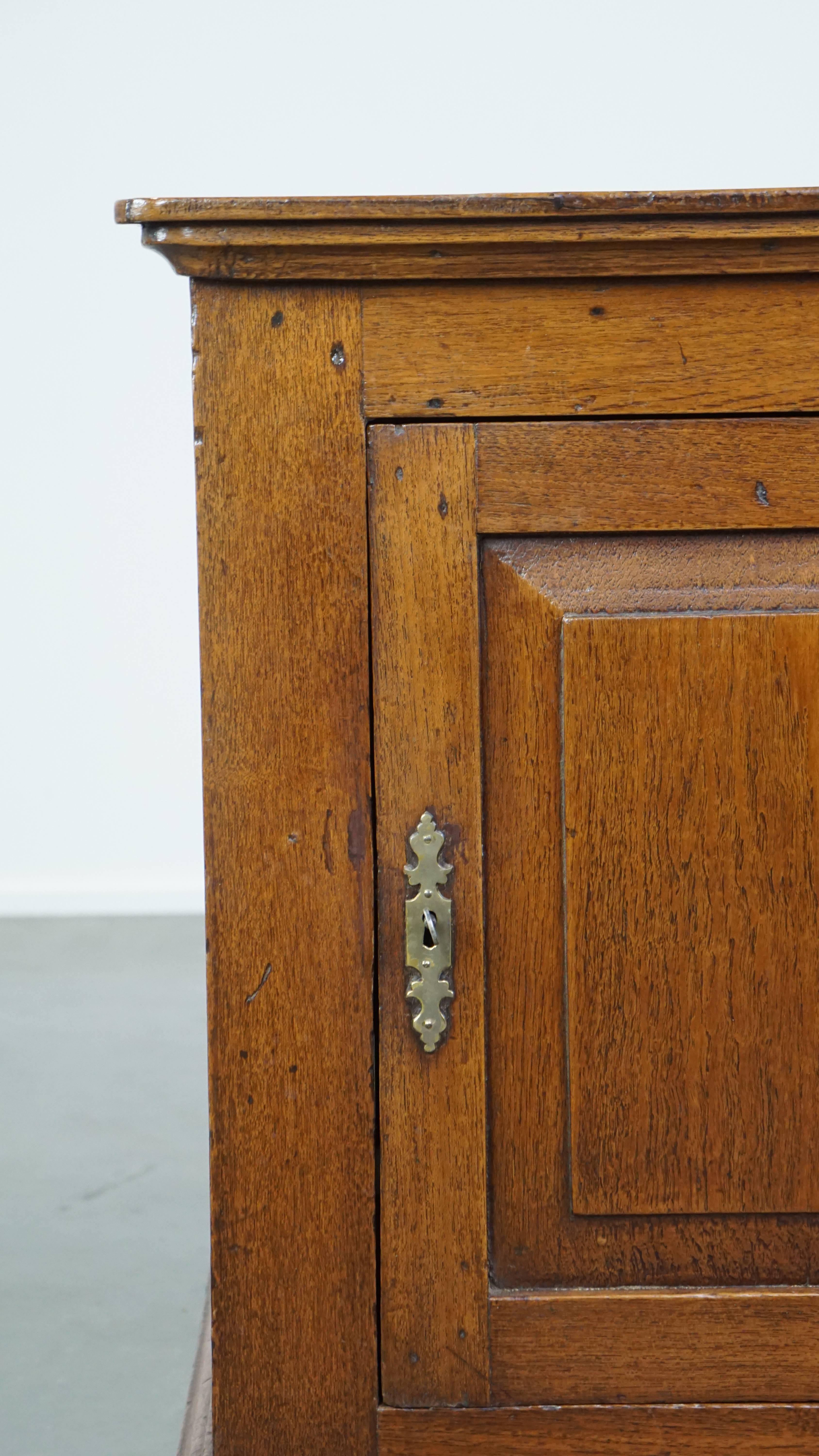 Ancienne table d'appoint anglaise à une porte du milieu/fin du 19e siècle en vente 4