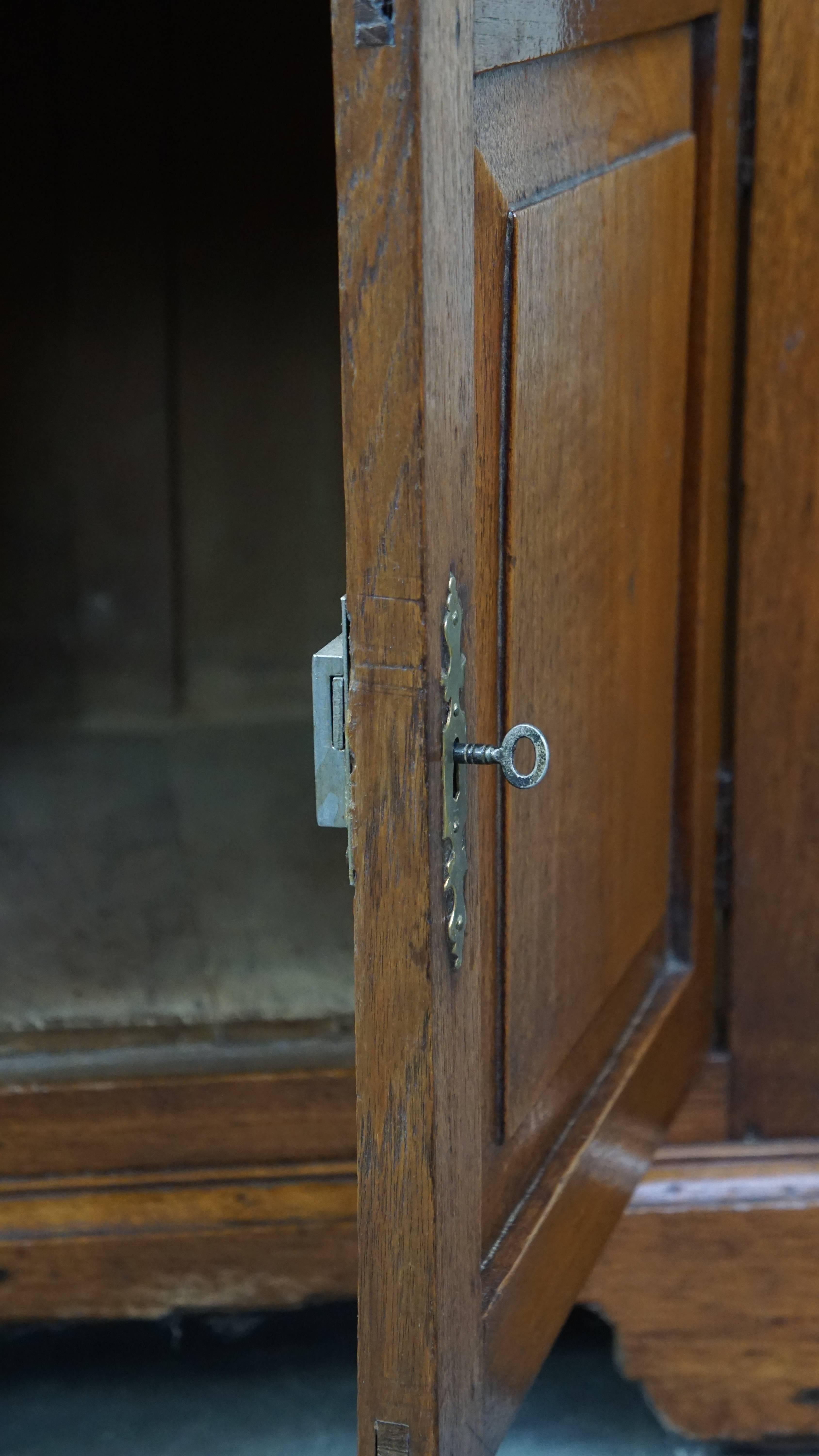Ancienne table d'appoint anglaise à une porte du milieu/fin du 19e siècle en vente 5