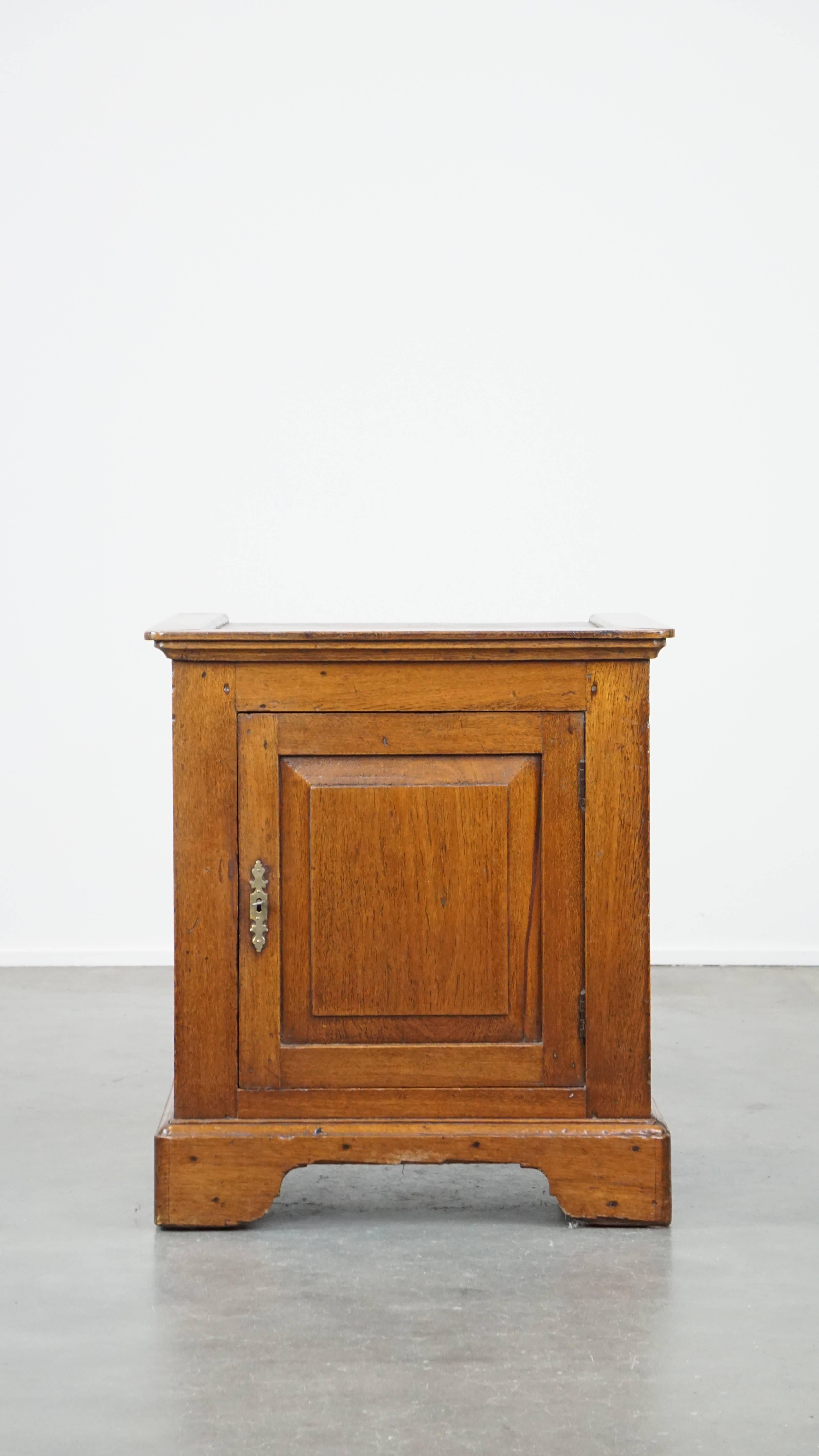 Ce meuble montre immédiatement que les antiquités ne sont pas seulement belles, mais aussi polyvalentes. Il peut être utilisé non seulement comme armoire mais aussi comme table d'appoint et même comme meuble TV, car un petit coin a été retiré pour