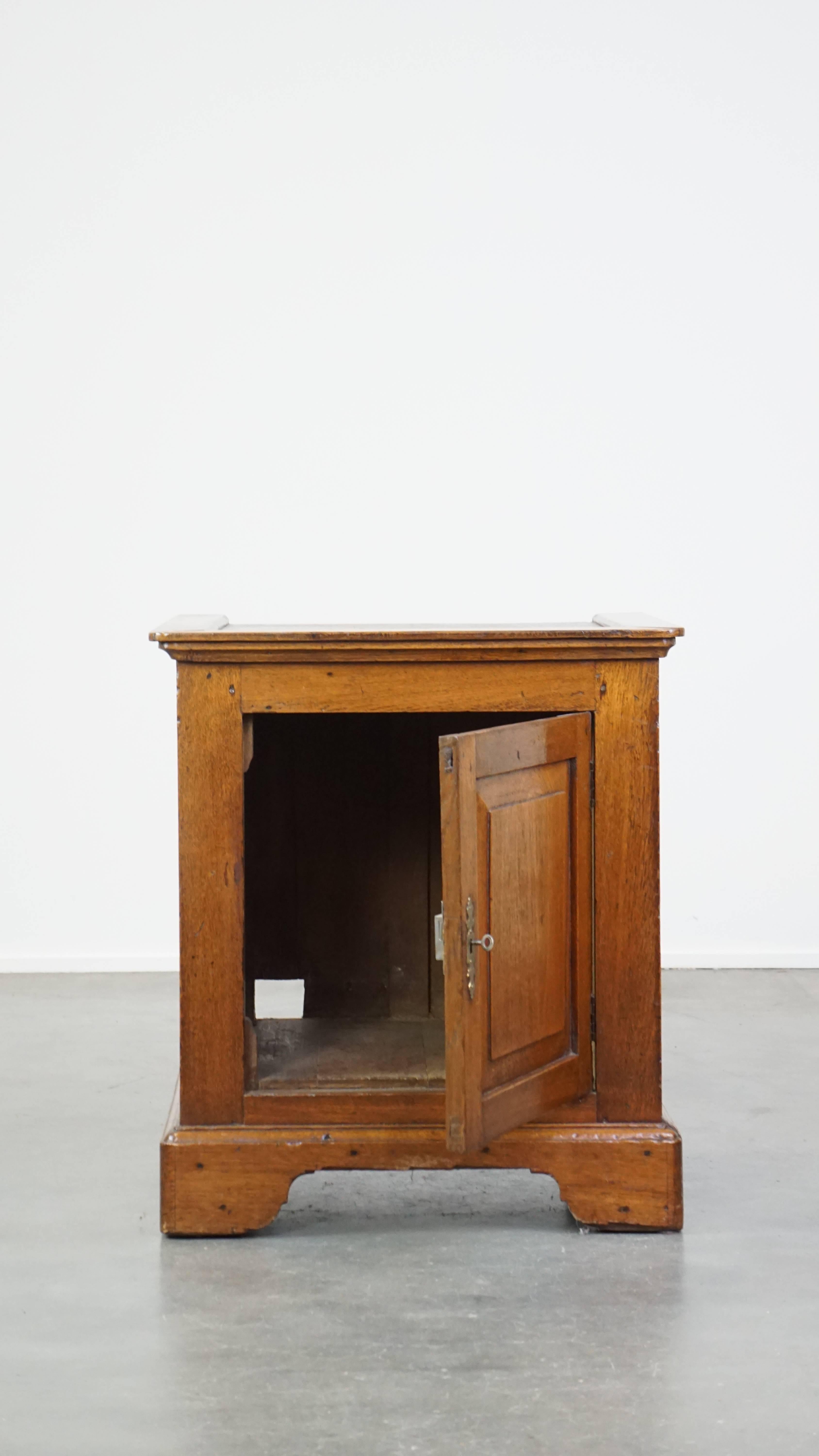 Anglais Ancienne table d'appoint anglaise à une porte du milieu/fin du 19e siècle en vente