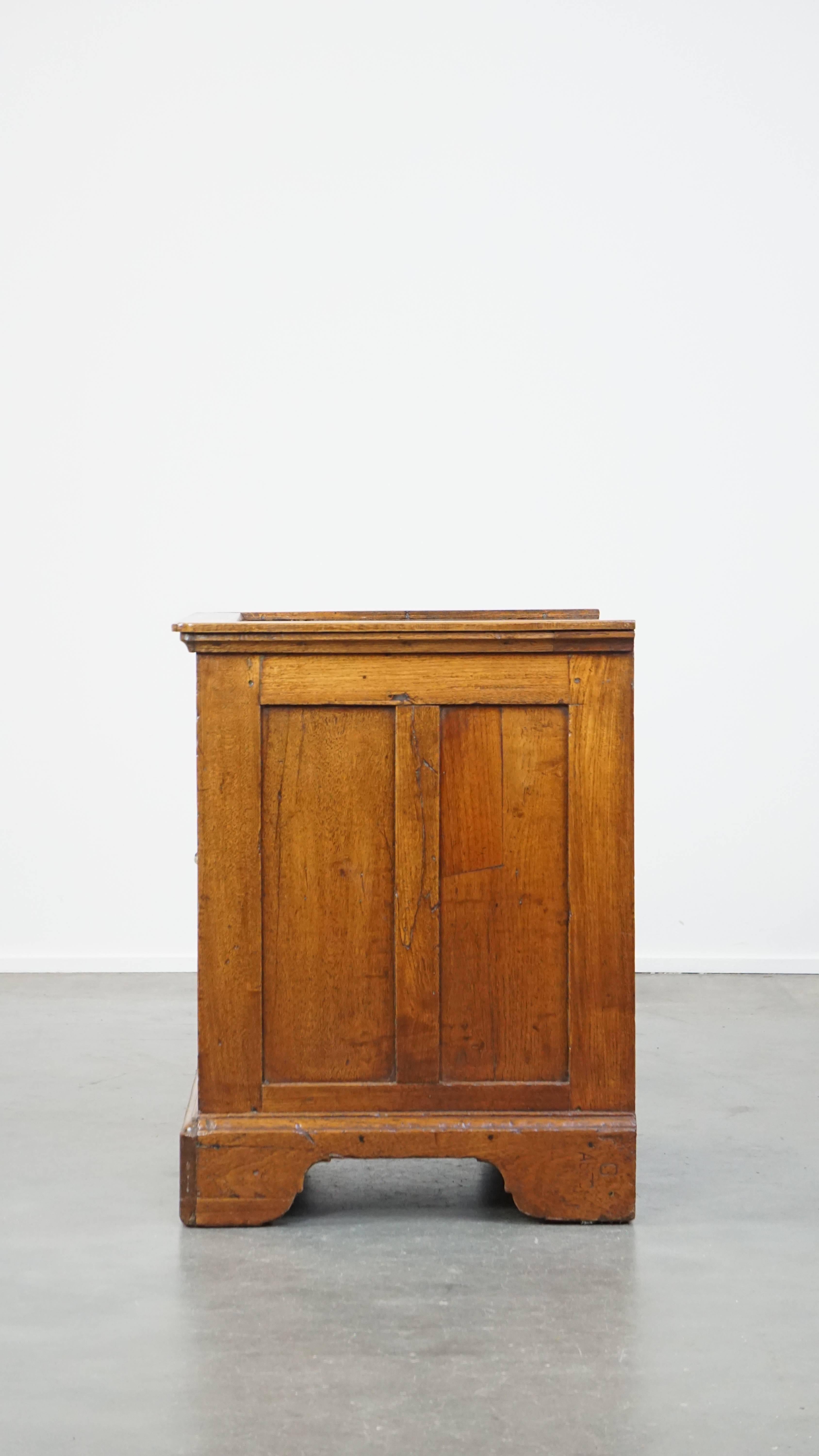 Fait main Ancienne table d'appoint anglaise à une porte du milieu/fin du 19e siècle en vente