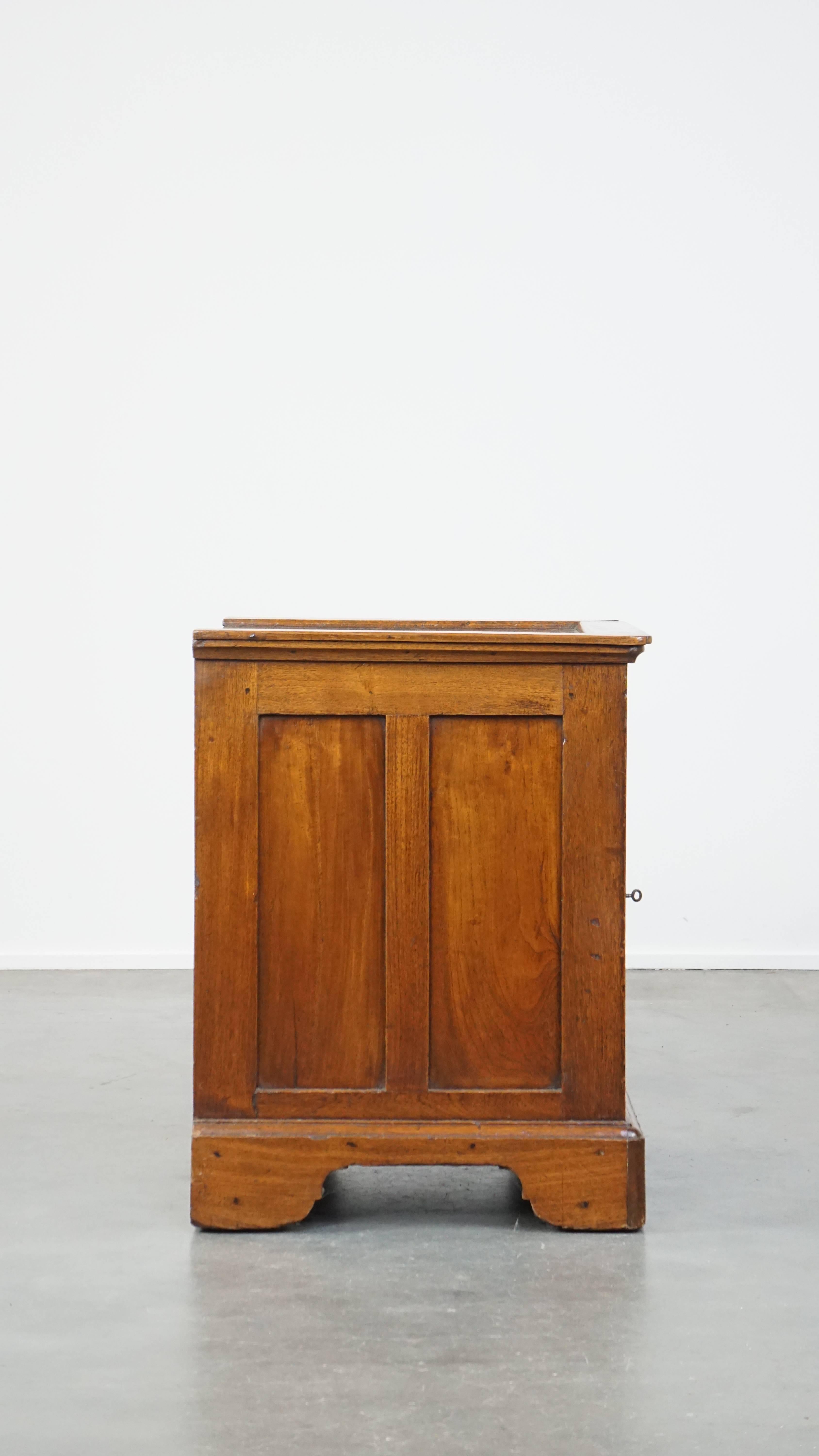 Bois Ancienne table d'appoint anglaise à une porte du milieu/fin du 19e siècle en vente