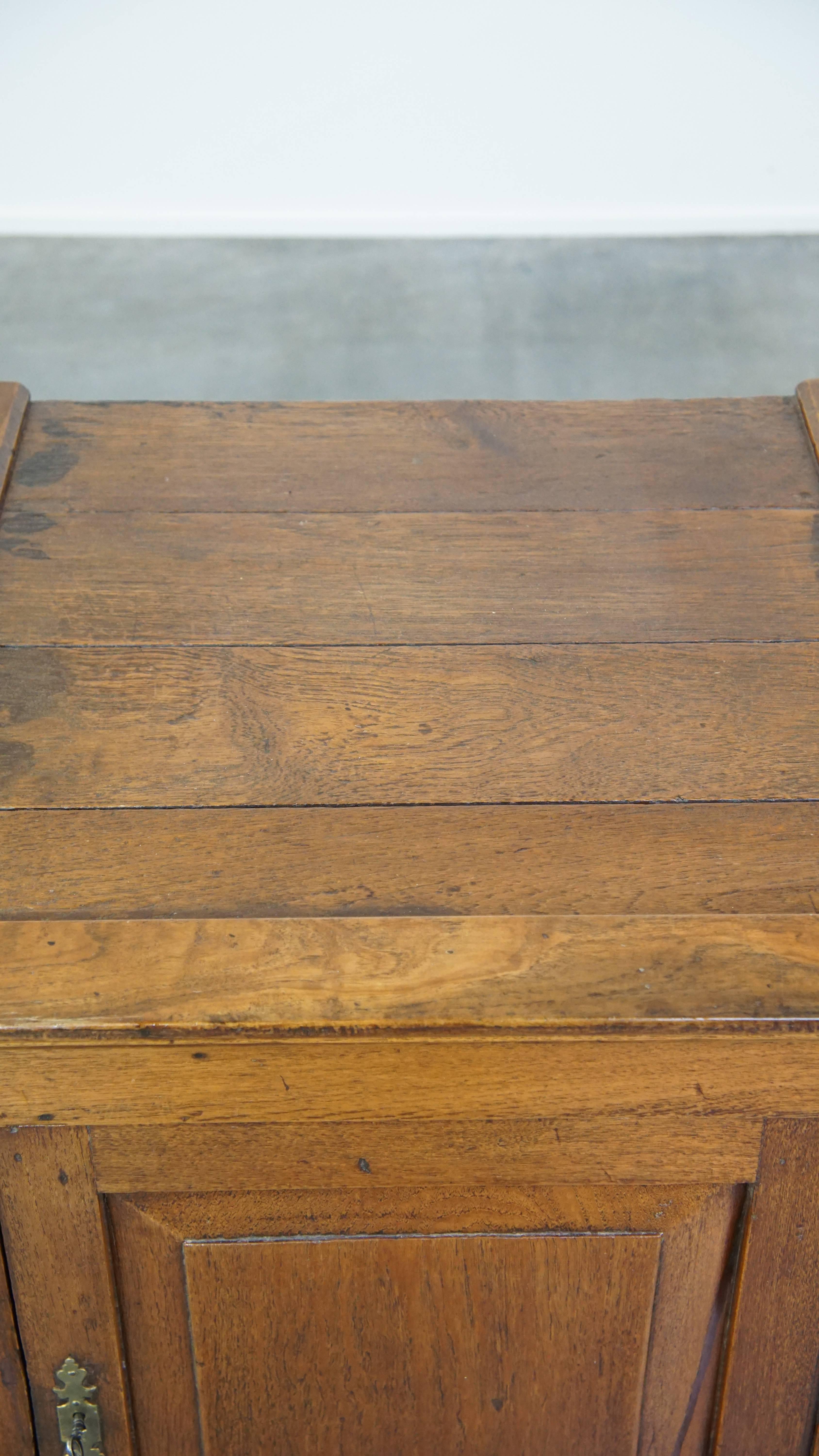 Ancienne table d'appoint anglaise à une porte du milieu/fin du 19e siècle en vente 1