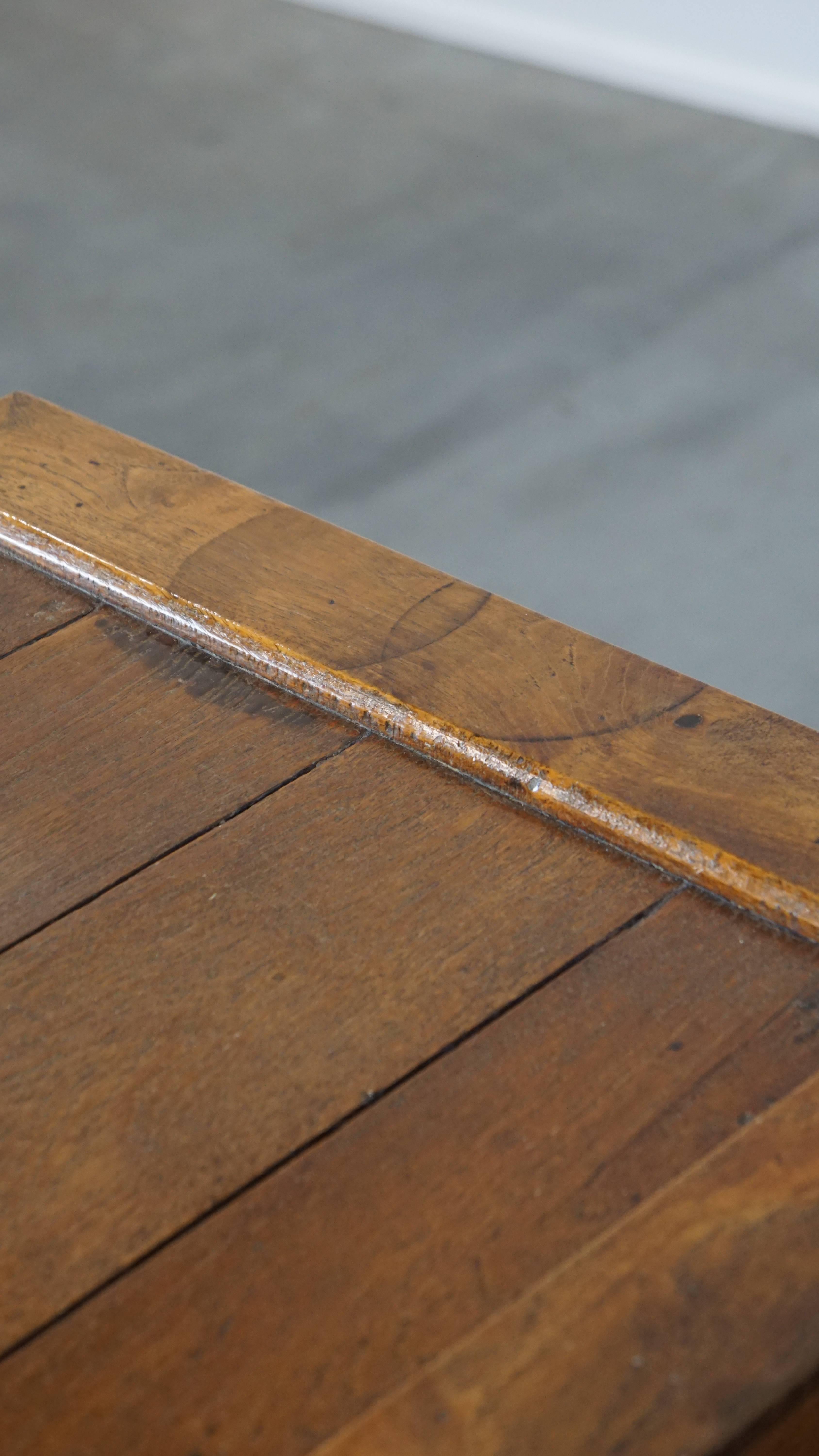 Ancienne table d'appoint anglaise à une porte du milieu/fin du 19e siècle en vente 2