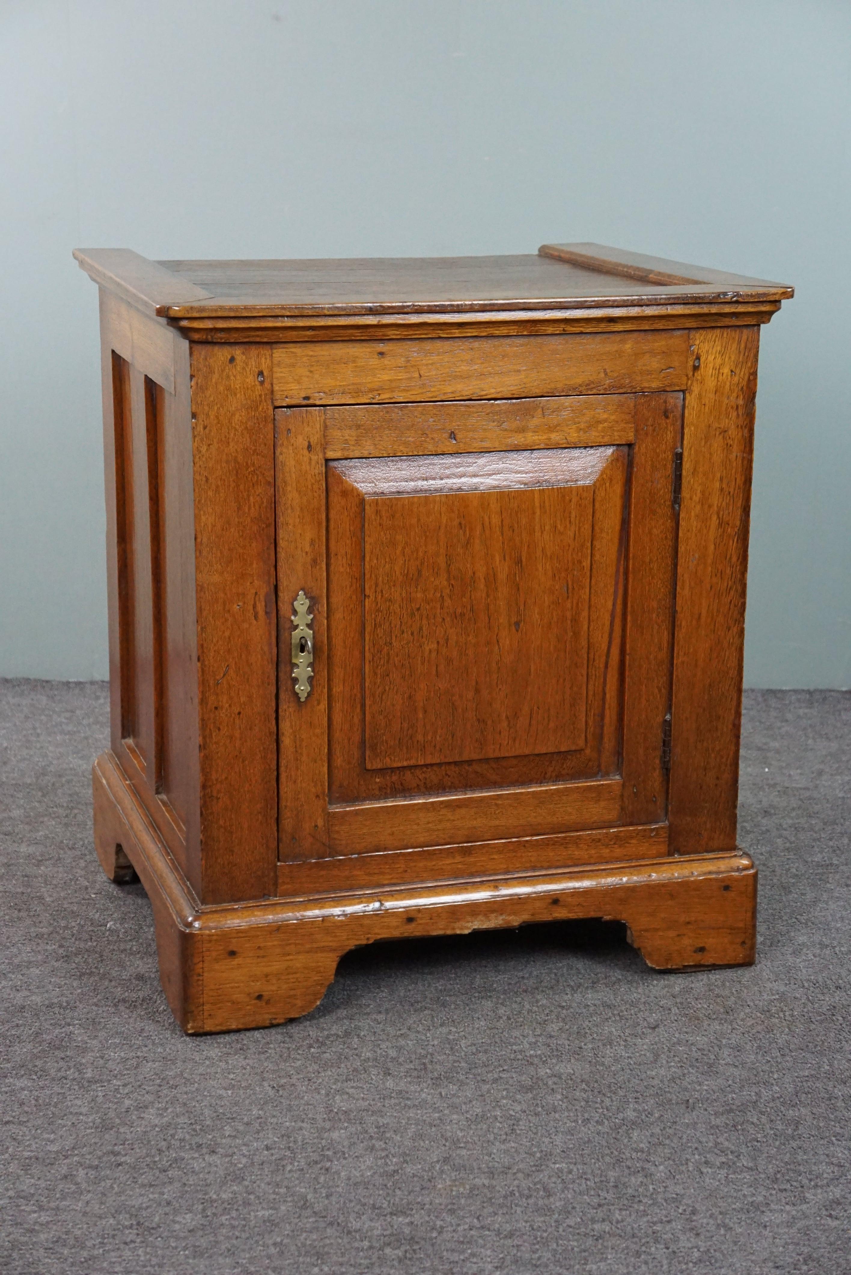 Offered is this beautiful and versatile antique English 1-door cabinet/side table from the mid/late 19th century.

This cabinet immediately shows that antiques are not only beautiful but also versatile. It can be used not only as a cupboard, but