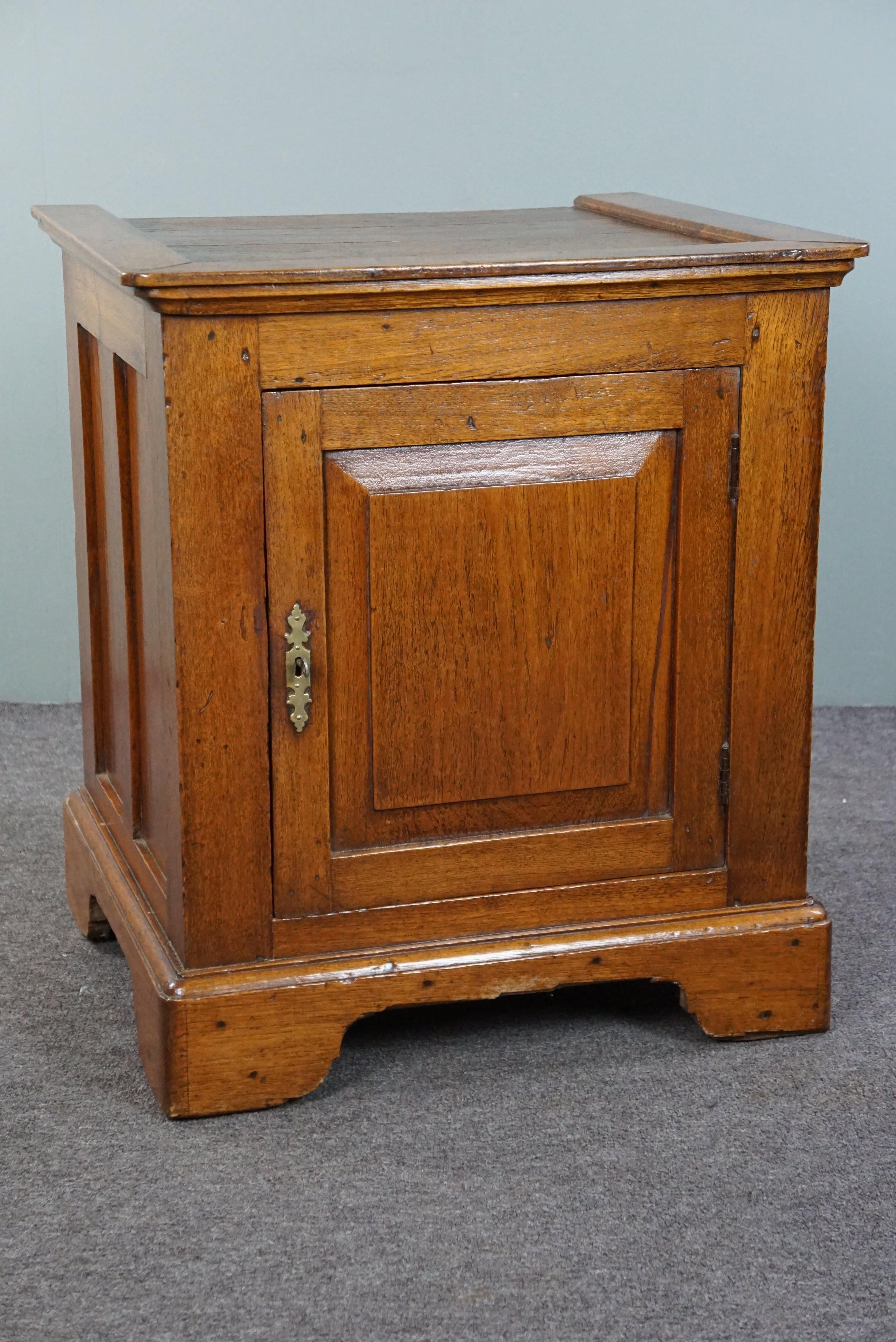 Hand-Crafted Antique English 1-door cabinet/side table, mid/late 19th century For Sale