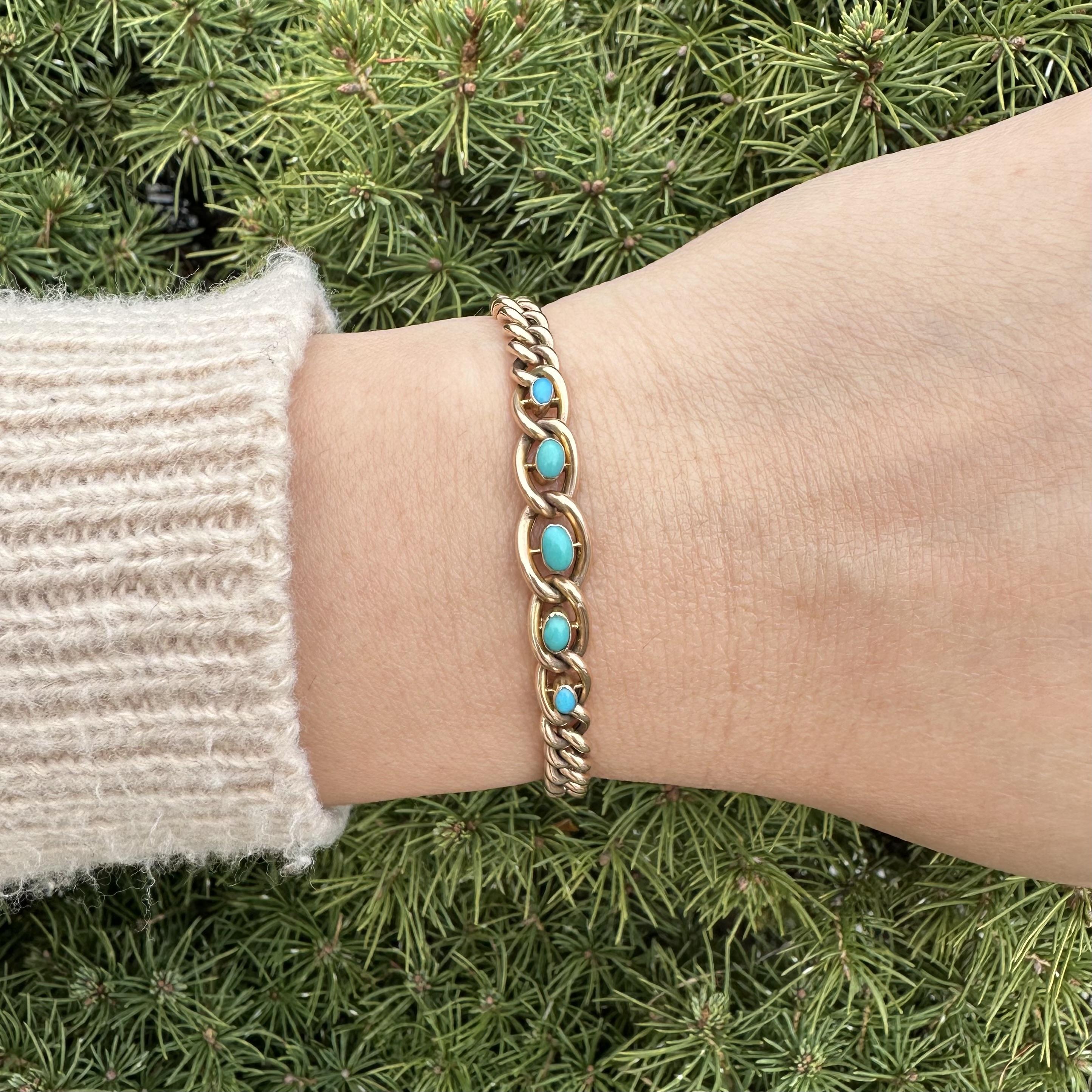 --Pietre: --
(5) Turchesi naturali autentici - Taglio cabochon ovale - Incastonatura a castone - Variazione naturale dei colori - Gamma da 2,8x2mm a 4,6x3,2mm (circa)

Materiale: Oro giallo massiccio 10ct
Peso: 6.01 grammi
Tipo di catena: A Link