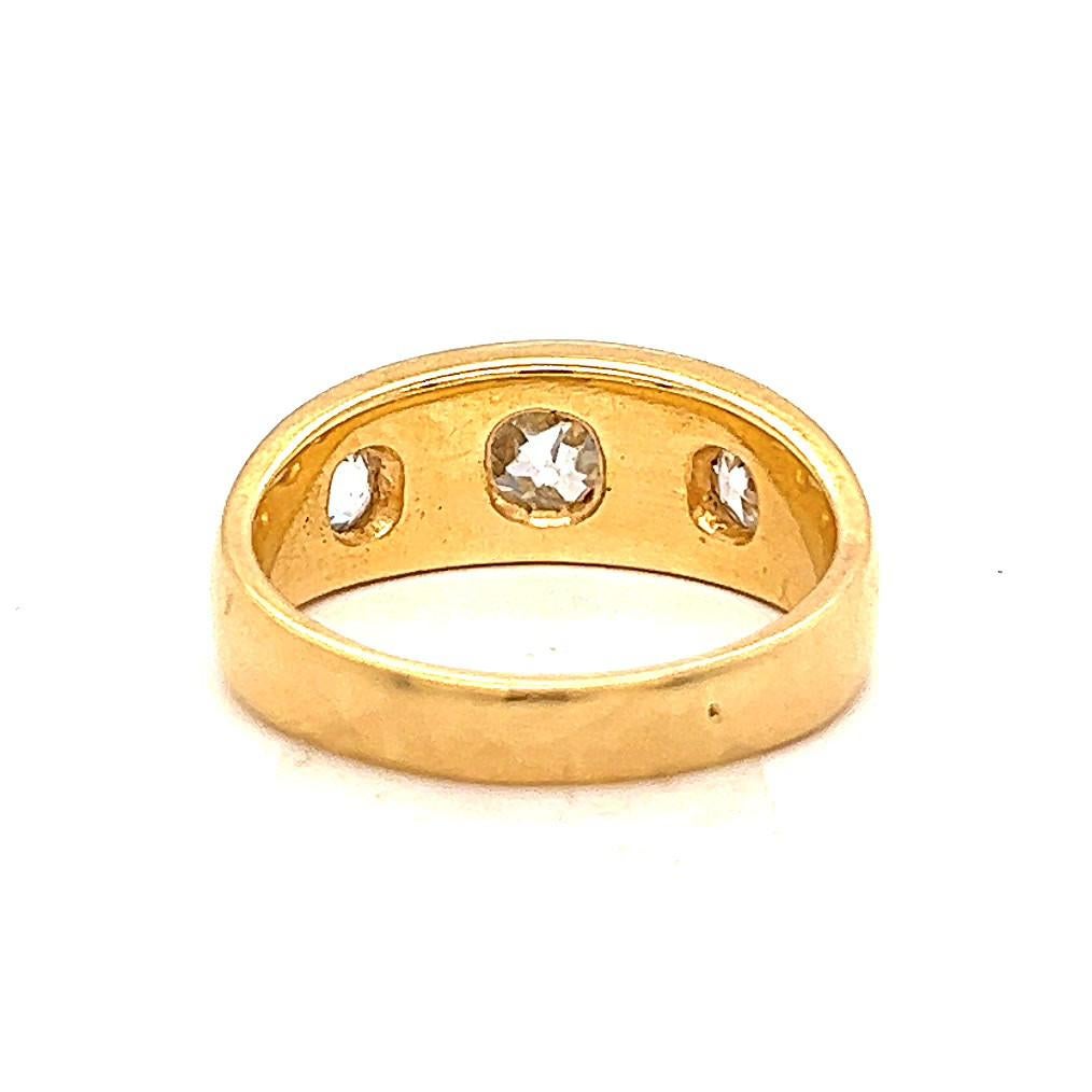 Antique English 1.20 Carats Old Mine Cut Diamonds 18K Gold Three Stone Ring In Excellent Condition In Beverly Hills, CA