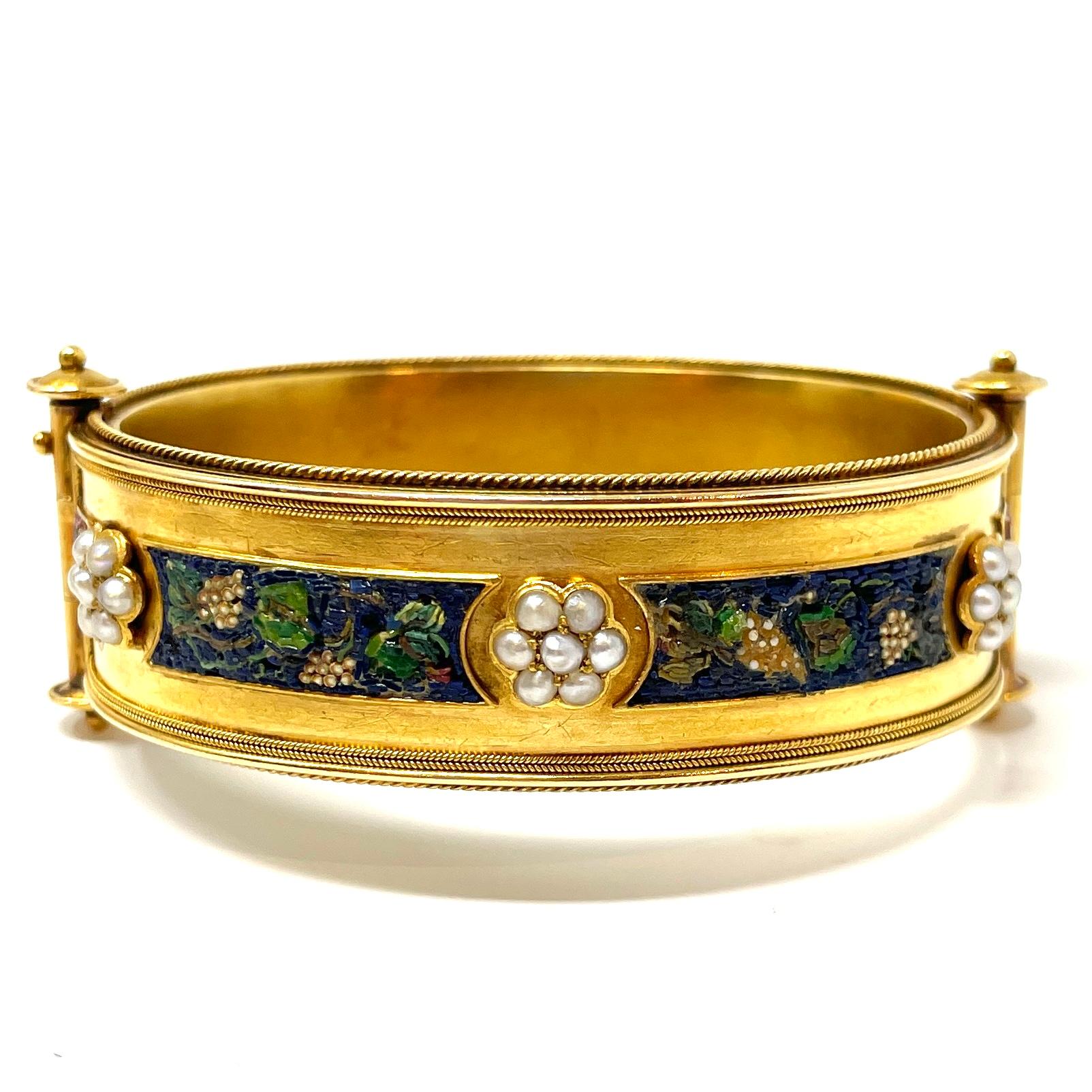 Ein wunderschön gearbeiteter goldener Armreif aus der Zeit der etruskischen Wiedergeburt mit Perlen und einem Mikromosaik in einem Weinrebenmotiv, mit einem andersfarbigen Hintergrund auf jeder Seite. CIRCA 1860-70.

Das Armband ist 3/4