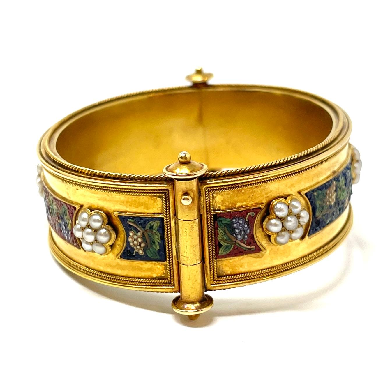 Antiker englischer Armreif aus 15 Karat Gold und Mikromosaik, 19. Jahrhundert im Zustand „Gut“ in New Orleans, LA