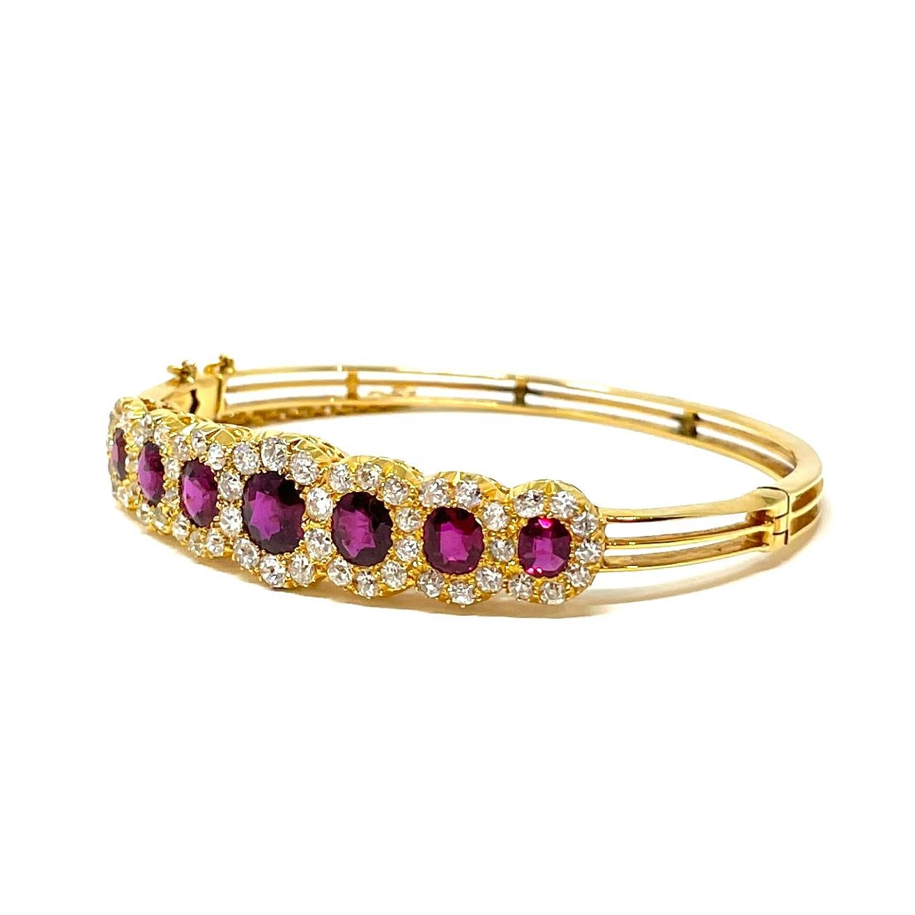 Superbe bracelet en or 15 carats, rubis et diamants, datant de la fin du 19e siècle, contenant environ 4 carats de rubis et environ 1,50 carats de diamants taillés à l'ancienne.

Il mesure 1/2
