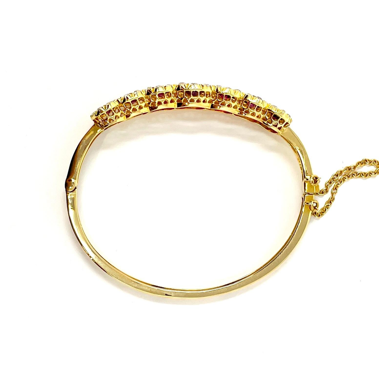 Bracelet anglais ancien en or 15 carats avec rubis et diamants, vers 1880-1900 Bon état - En vente à New Orleans, LA