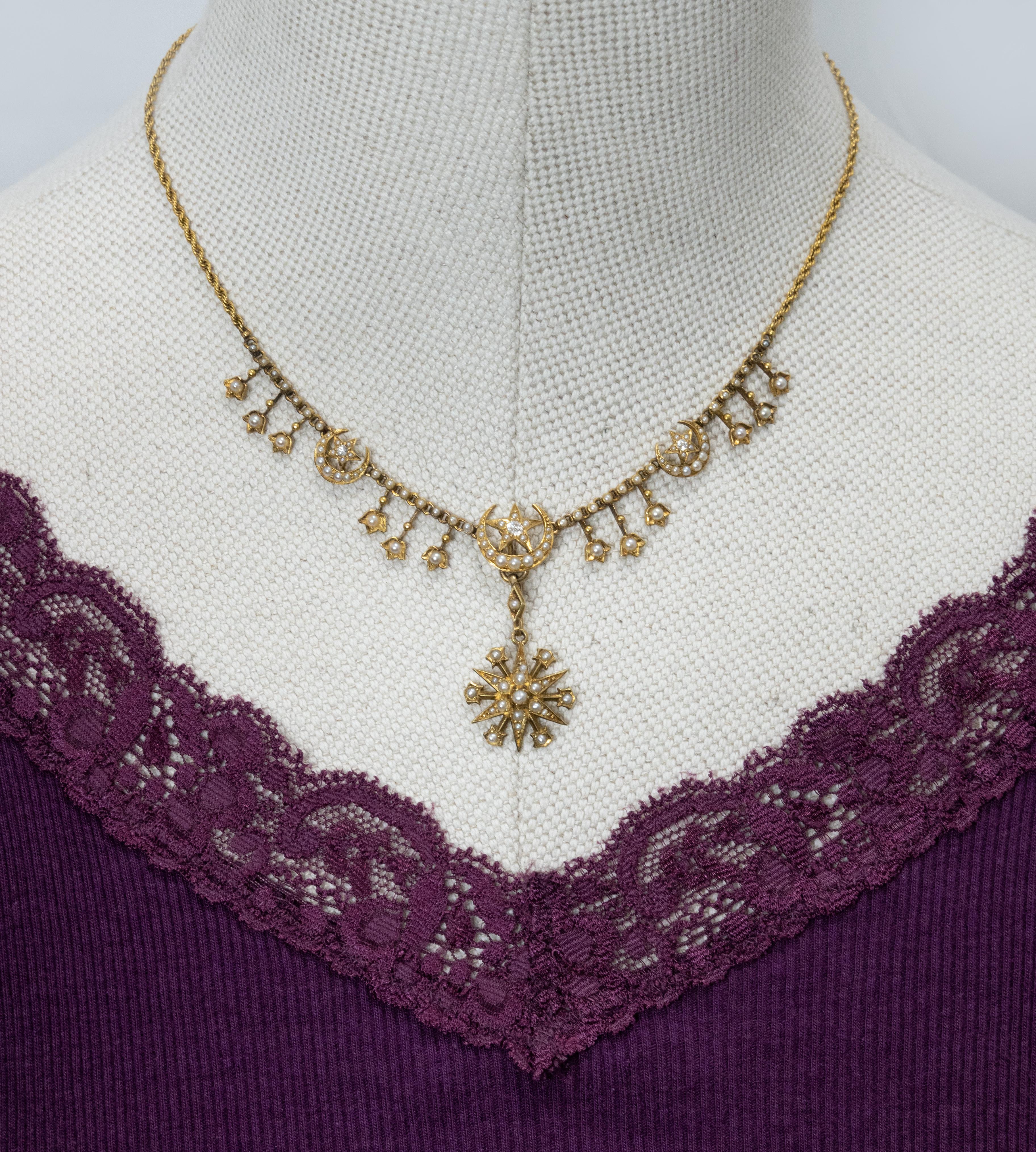 Rara e favolosa collana vittoriana con ciondolo a stella in oro giallo 15K con 3 diamanti taglio miniera e perle naturali

Il ciondolo può essere indossato individualmente 

Peso approssimativo: 12,5 grammi

Misure approssimative: 
Collana - 15,5