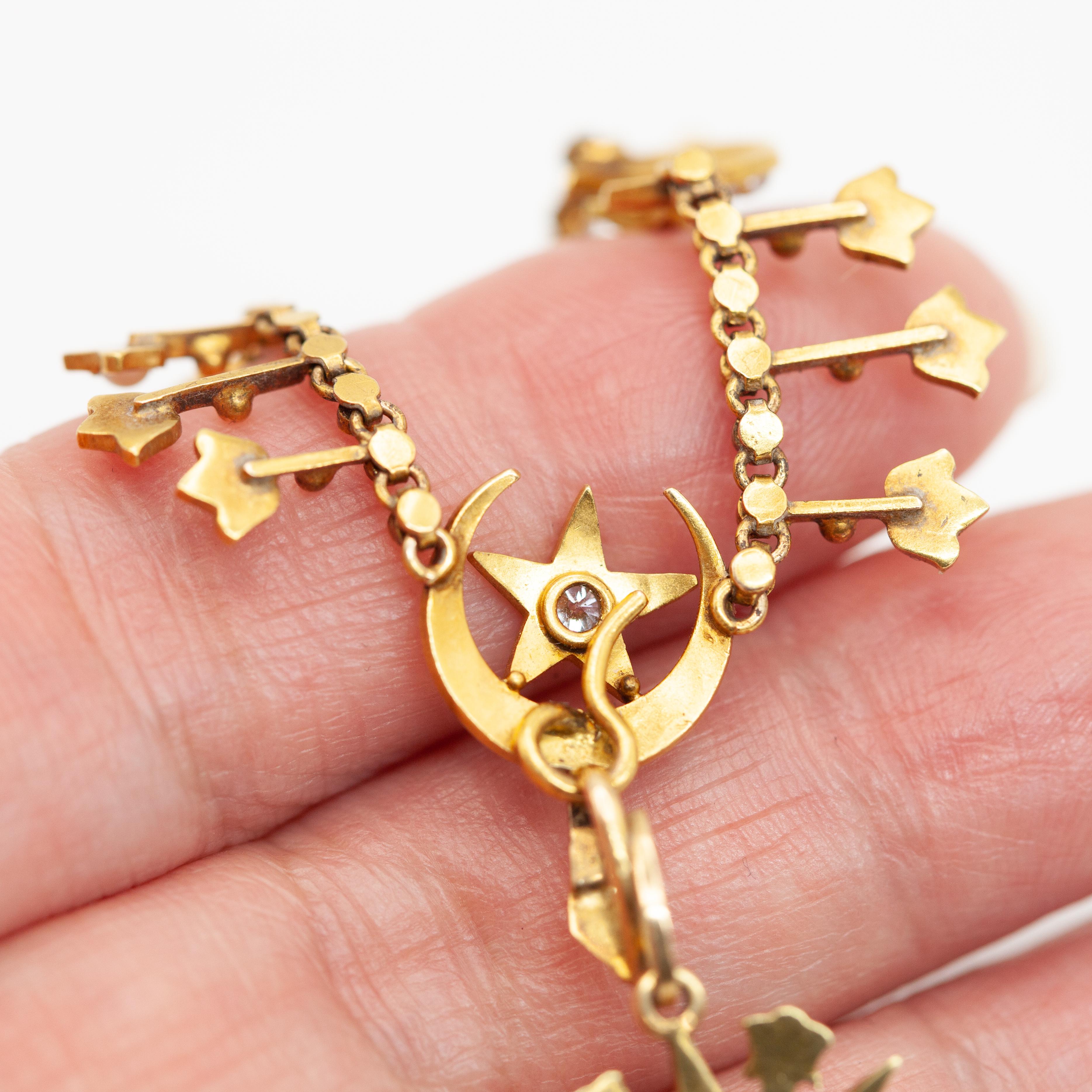 Collana con ciondolo a forma di stella in oro giallo con diamanti e perle di seme inglese 15CT In condizioni ottime in vendita a New York, NY