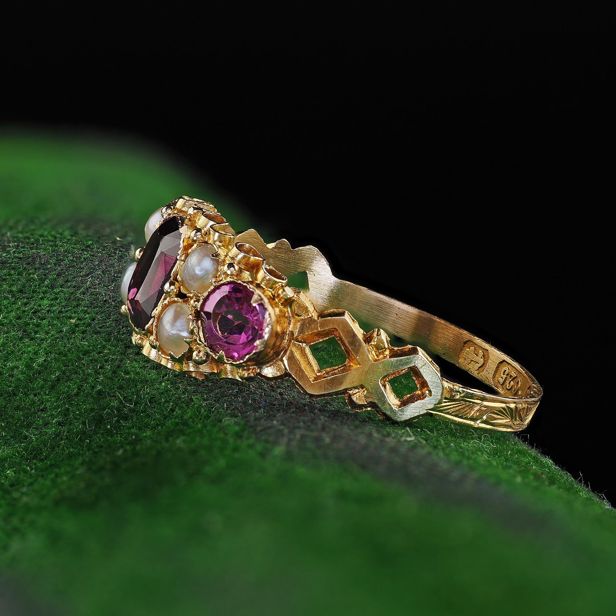 Antique English 15K Yellow Gold Rhodolite Garnet and Pearl Ring In Good Condition For Sale In Great Neck, NY