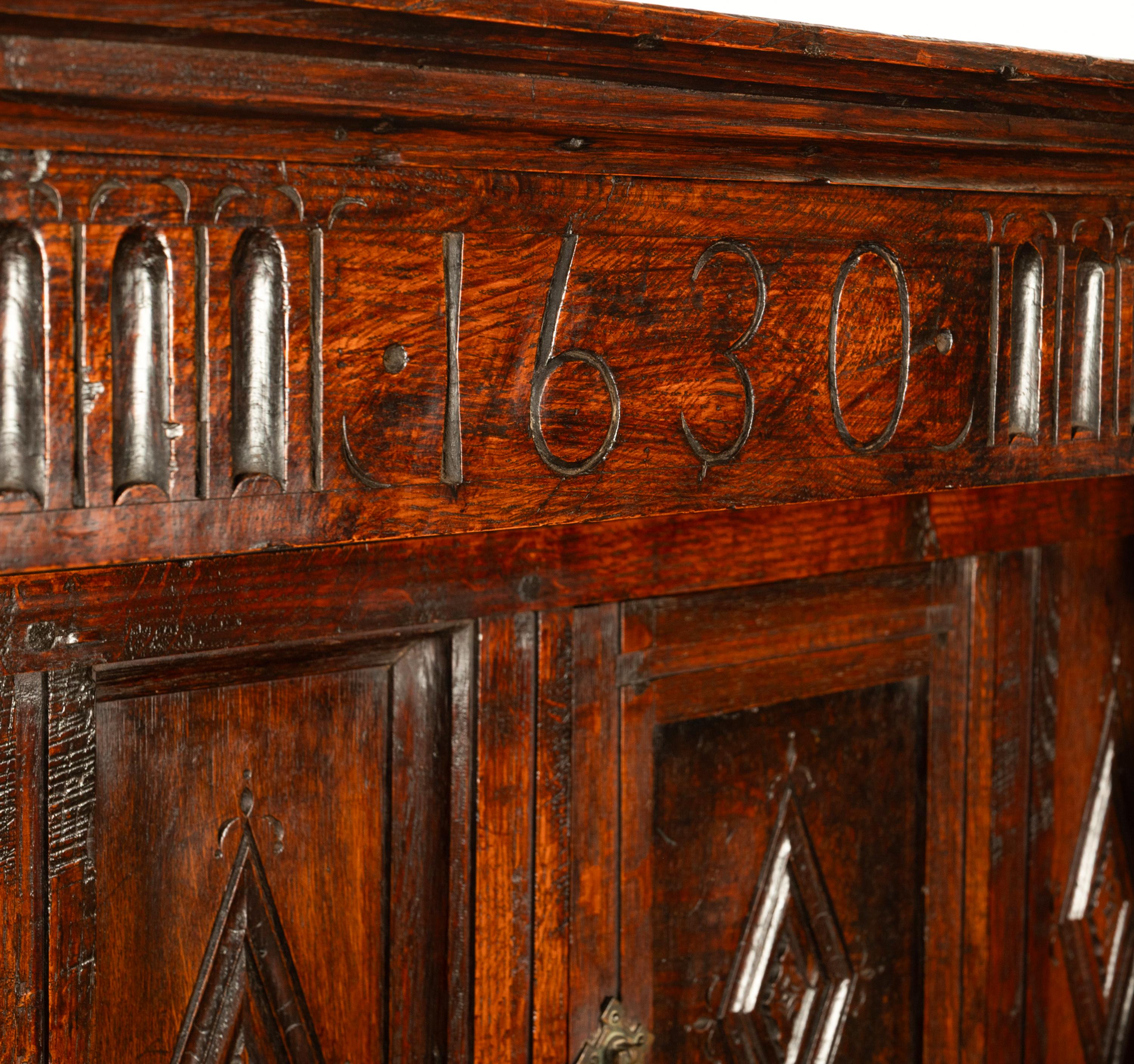 Antique English 17th Century Charles I Carved Oak Court Cupboard Cabinet 1630 en venta 5