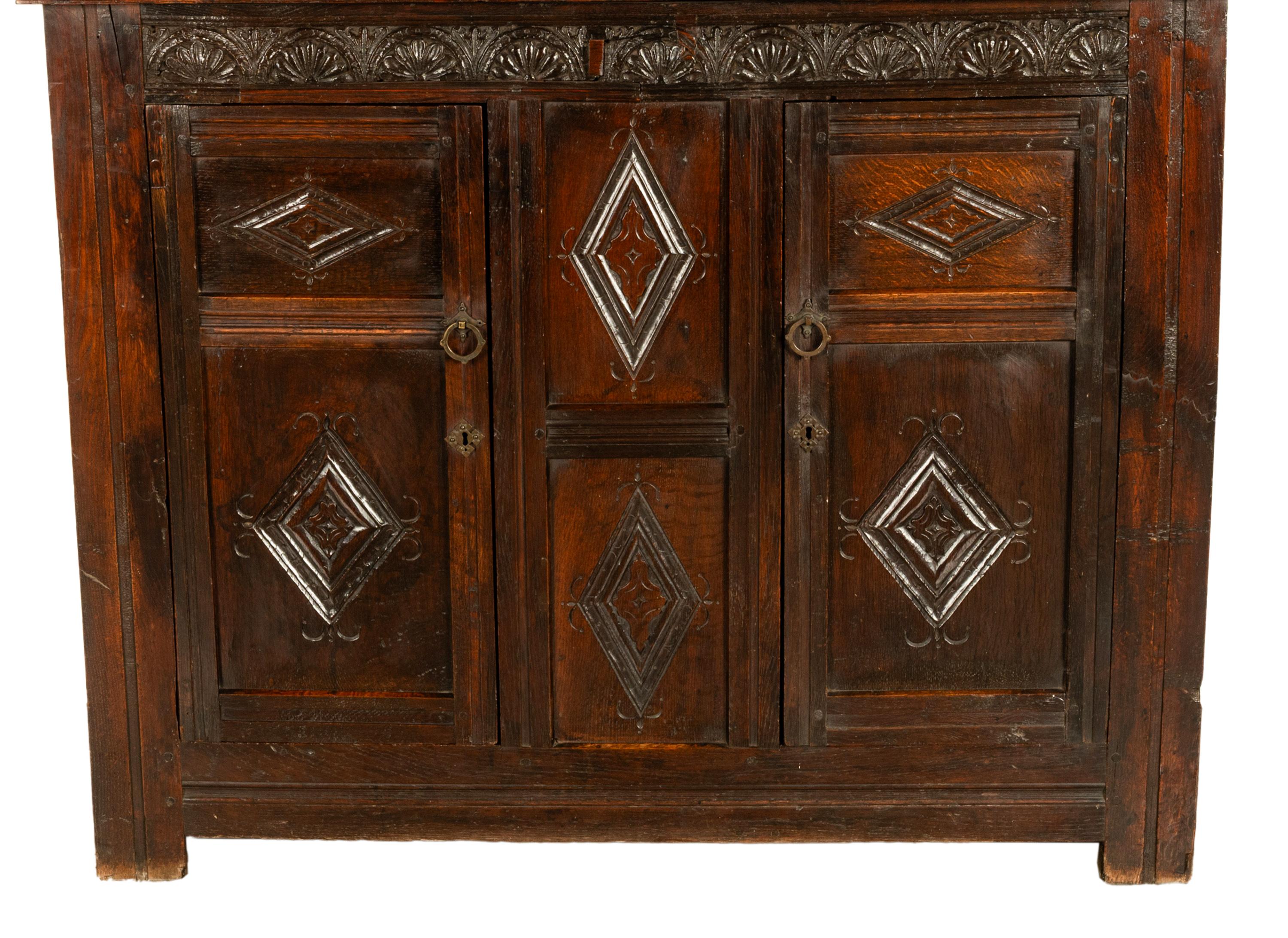Antique English 17th Century Charles I Carved Oak Court Cupboard Cabinet 1630 en venta 9
