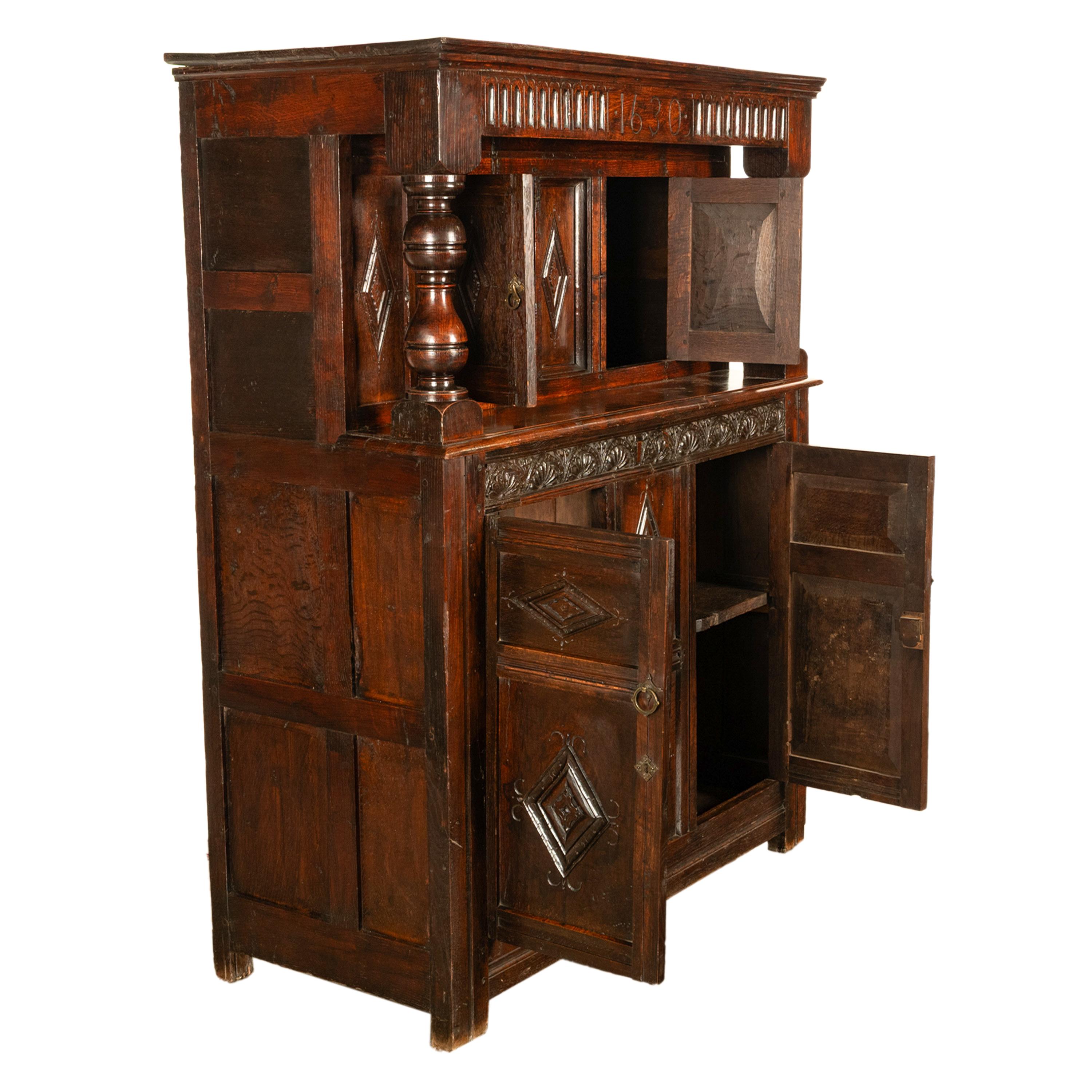 Antique English 17th Century Charles I Carved Oak Court Cupboard Cabinet 1630 Tallado en venta