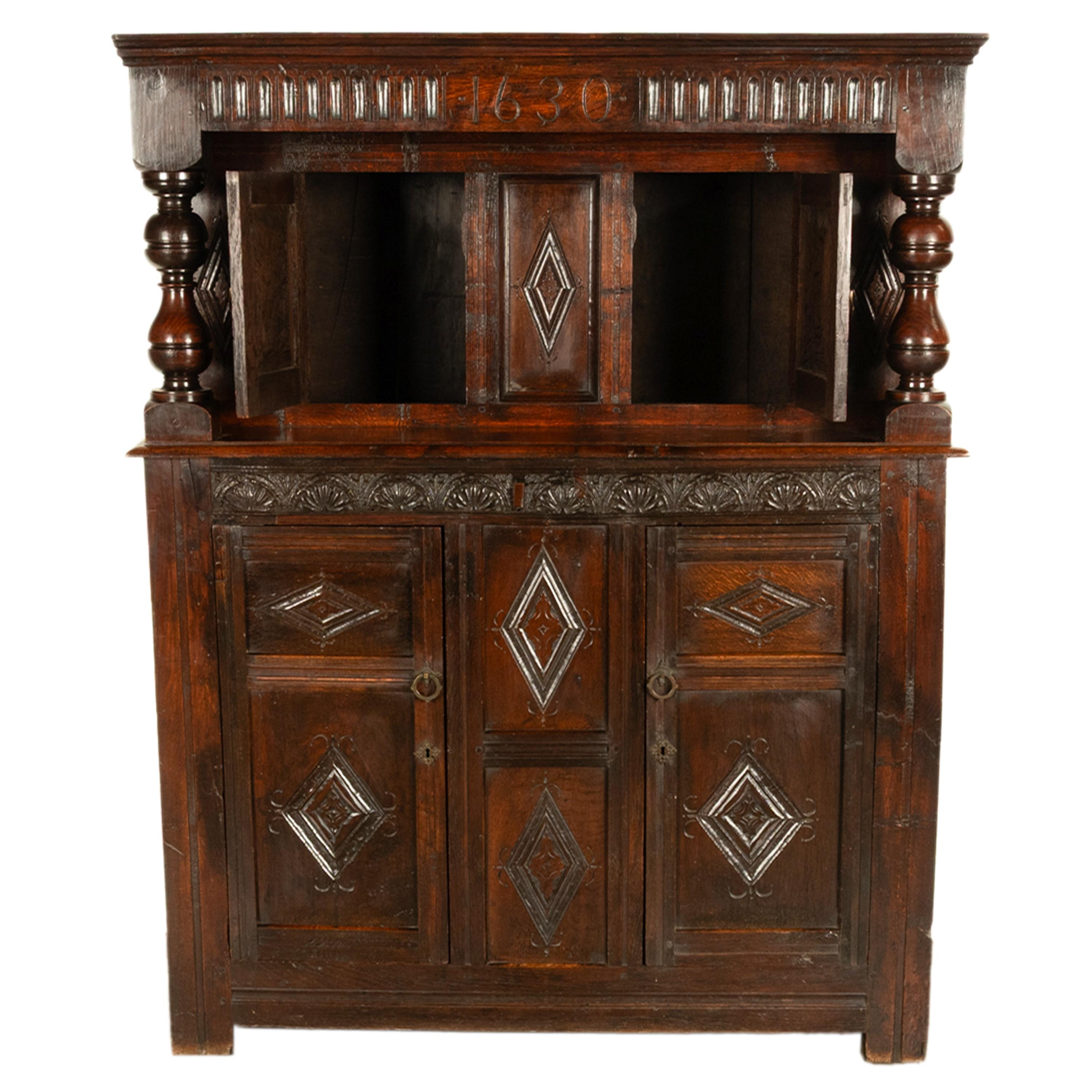 Antique English 17th Century Charles I Carved Oak Court Cupboard Cabinet 1630 en Bueno estado para la venta en Portland, OR
